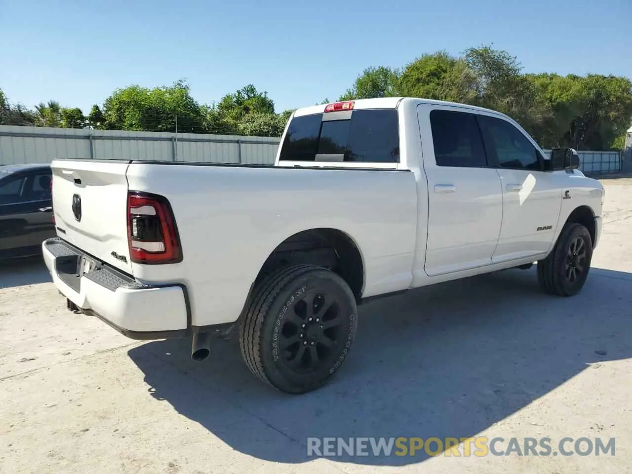 3 fotografías del automóvil dañado 3C6UR5DL7NG109526 RAM 2500 2022