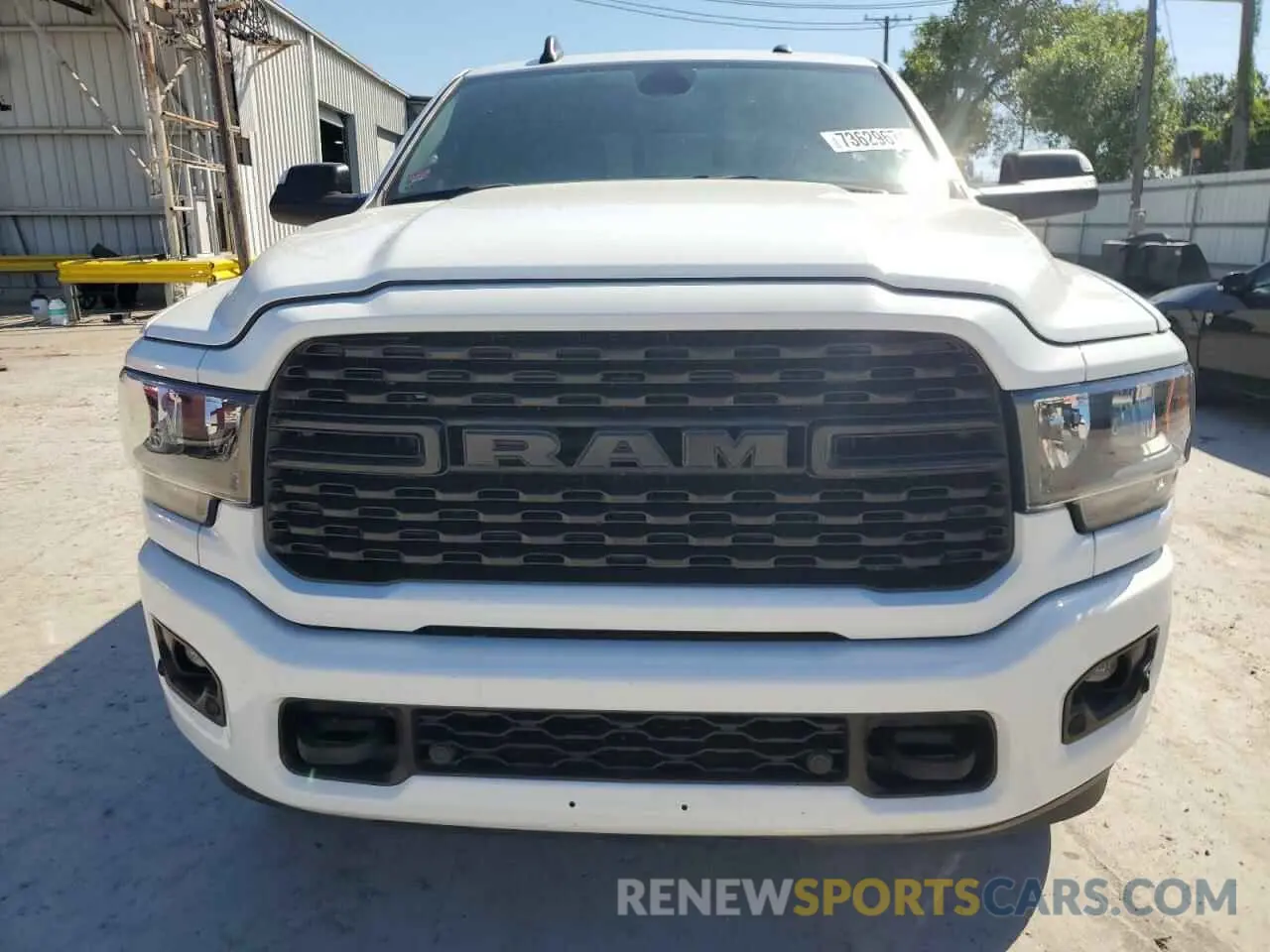 5 fotografías del automóvil dañado 3C6UR5DL7NG109526 RAM 2500 2022