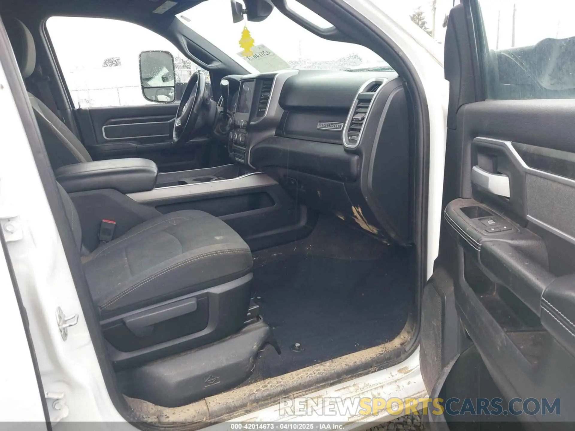 5 fotografías del automóvil dañado 3C6UR5DL8NG126870 RAM 2500 2022