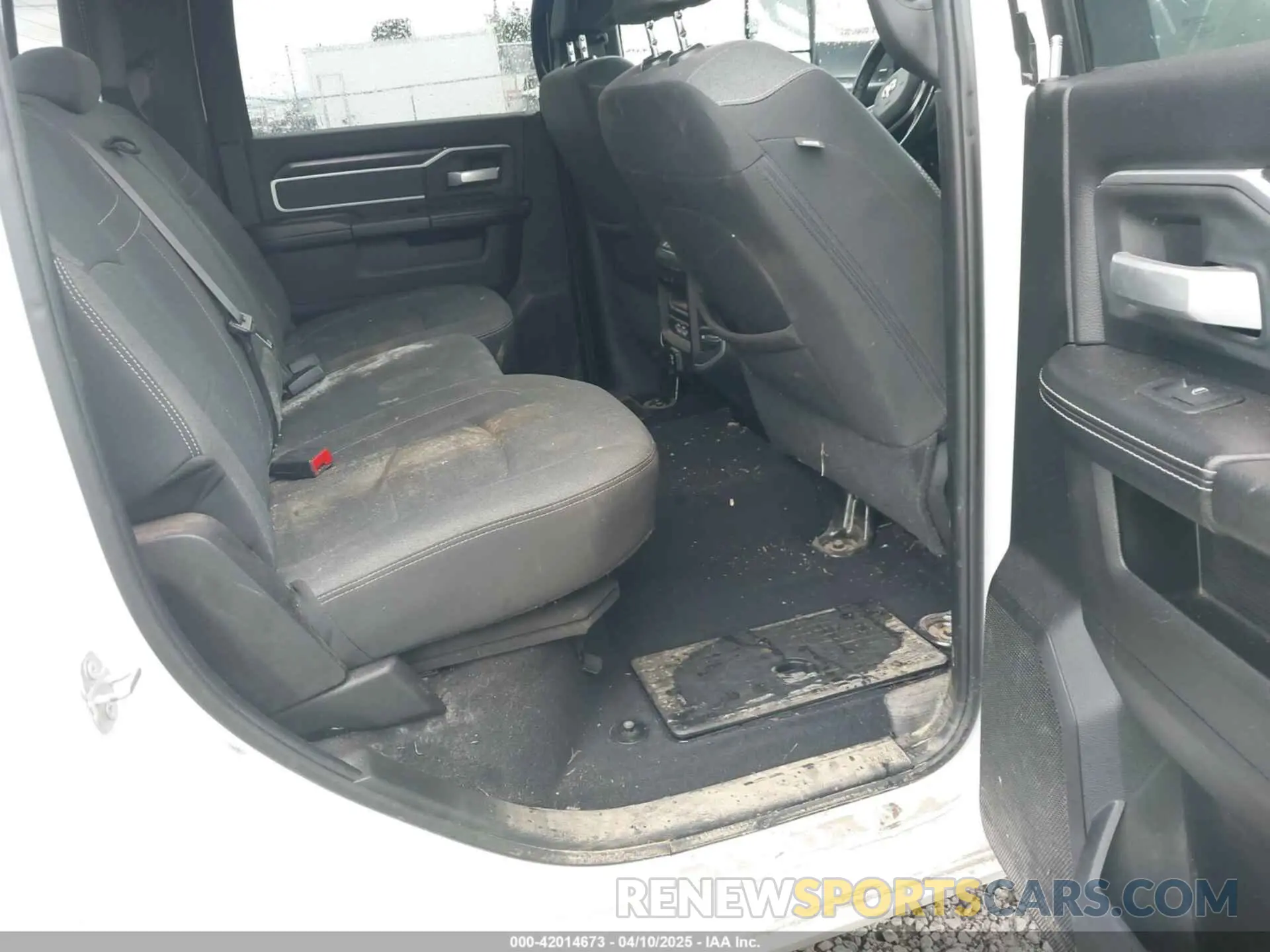 8 fotografías del automóvil dañado 3C6UR5DL8NG126870 RAM 2500 2022