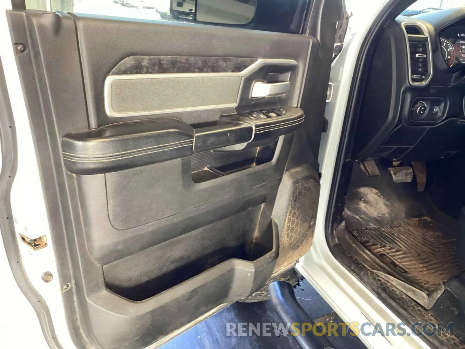 17 fotografías del automóvil dañado 3C6UR5DL8NG220859 RAM 2500 2022