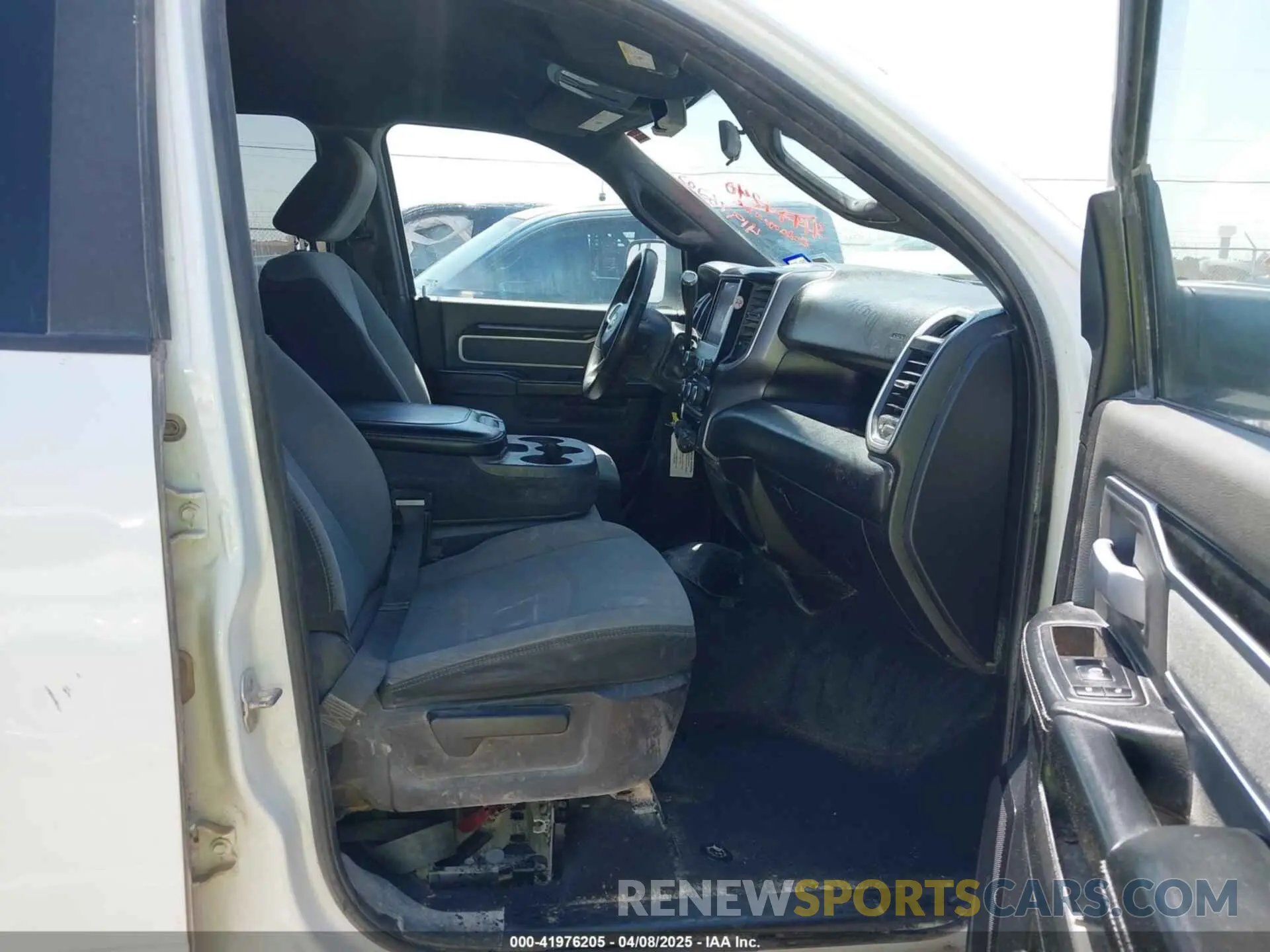 5 fotografías del automóvil dañado 3C6UR5DLXNG321501 RAM 2500 2022