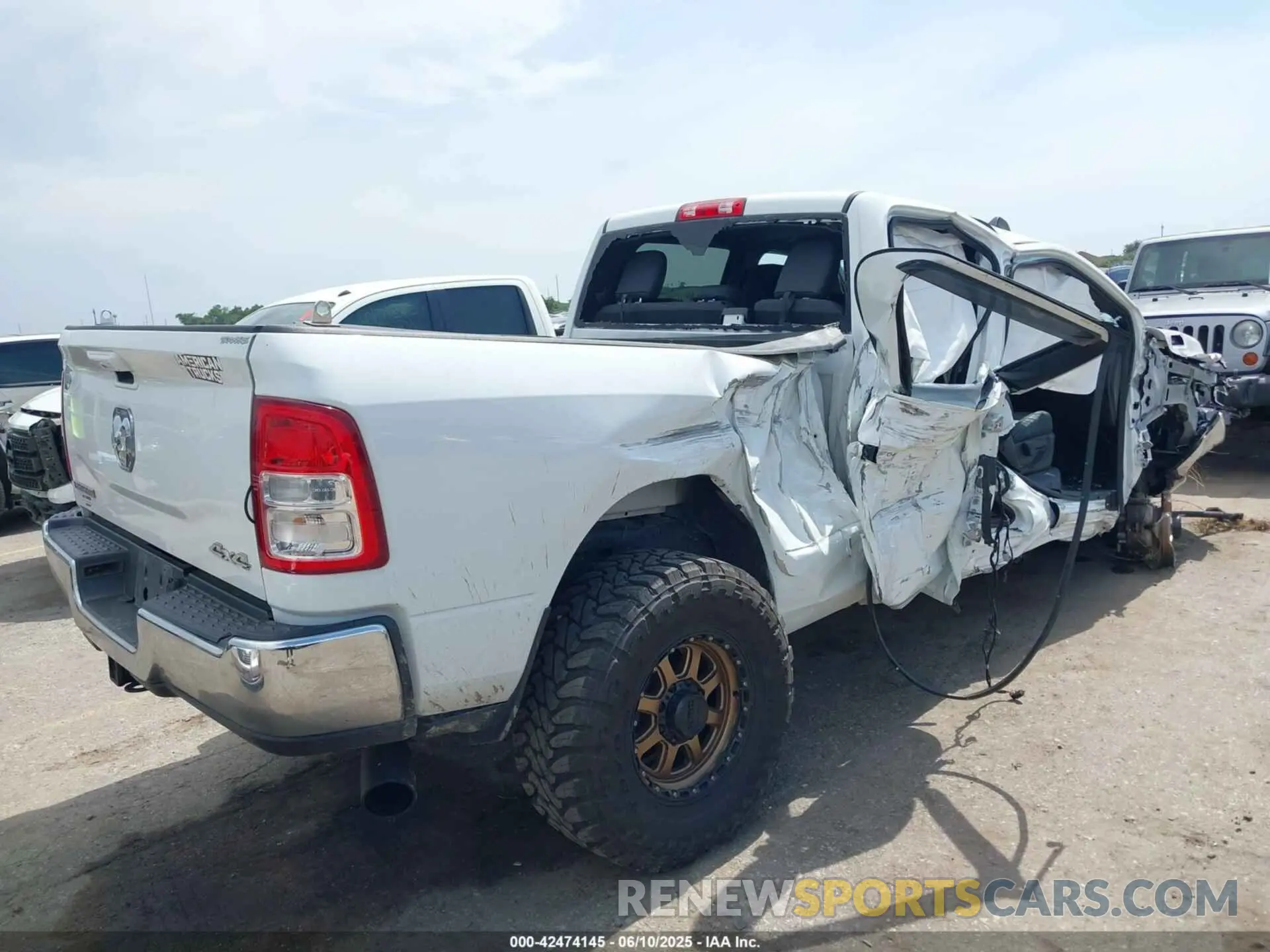 4 fotografías del automóvil dañado 3C6UR5DLXNG436311 RAM 2500 2022