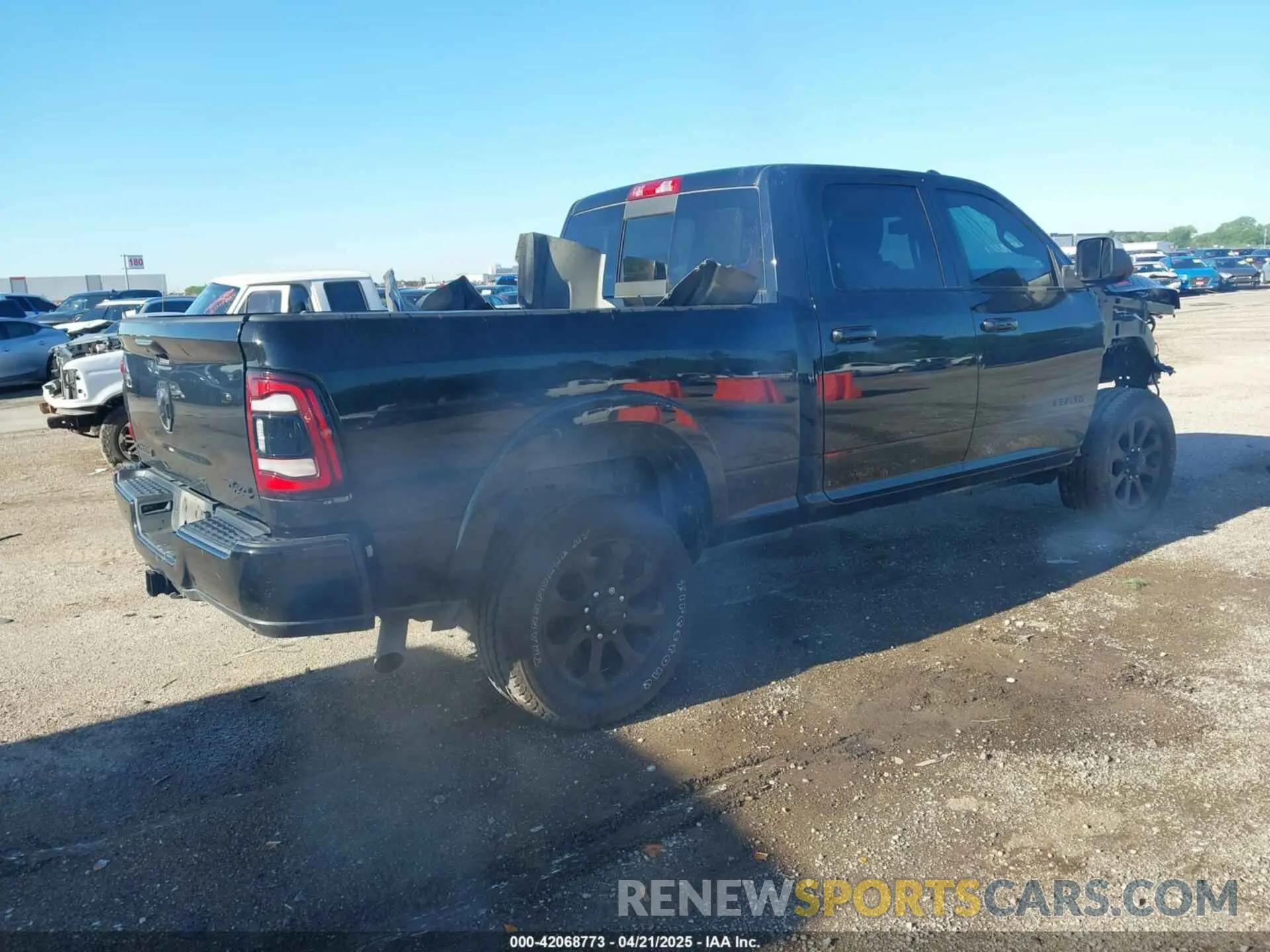 4 fotografías del automóvil dañado 3C6UR5FJ3NG131647 RAM 2500 2022