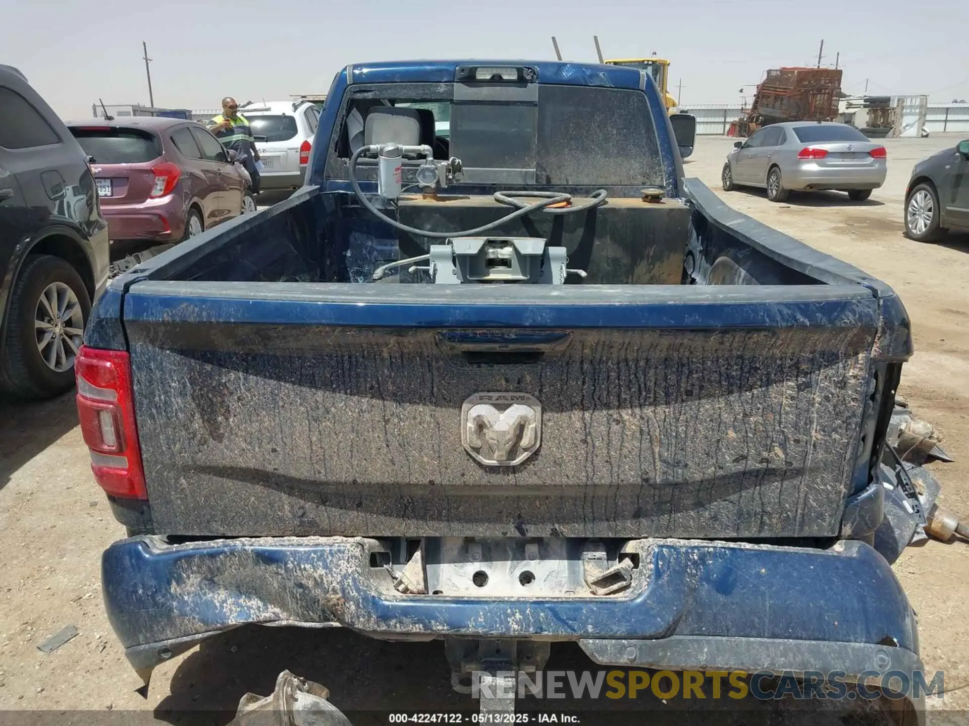 17 fotografías del automóvil dañado 3C6UR5FL1NG372673 RAM 2500 2022