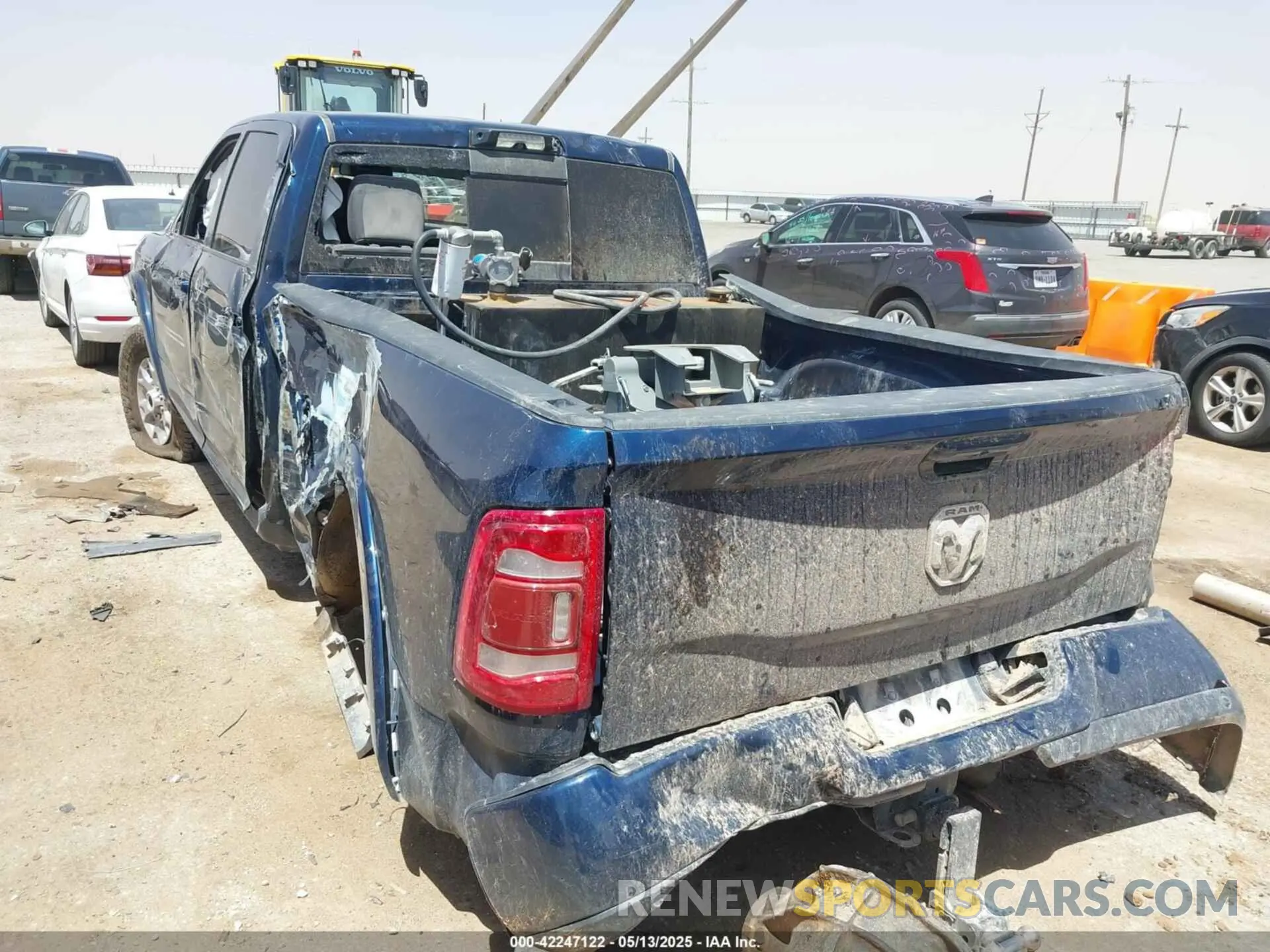 3 fotografías del automóvil dañado 3C6UR5FL1NG372673 RAM 2500 2022