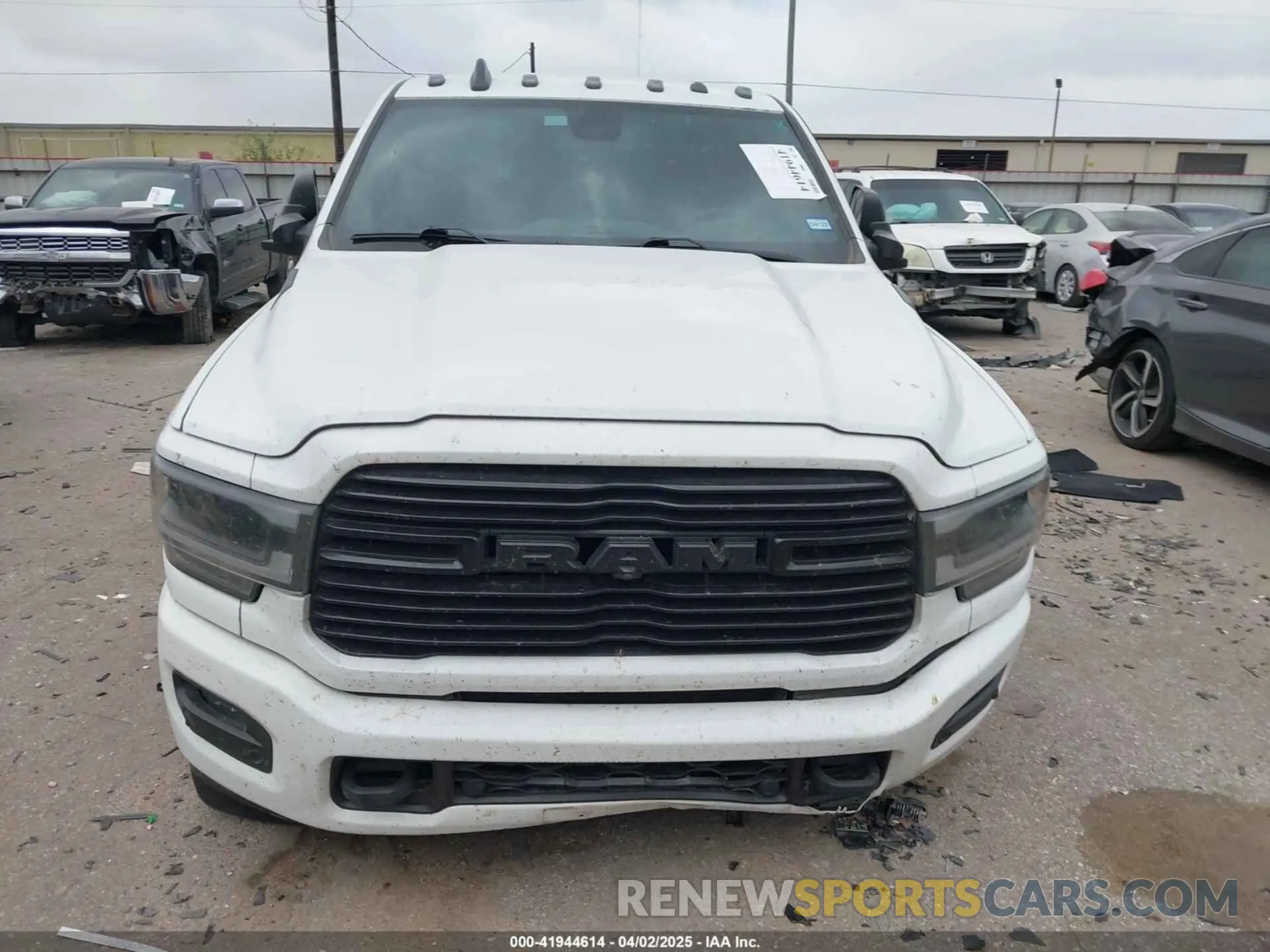 13 fotografías del automóvil dañado 3C6UR5FL4NG281929 RAM 2500 2022