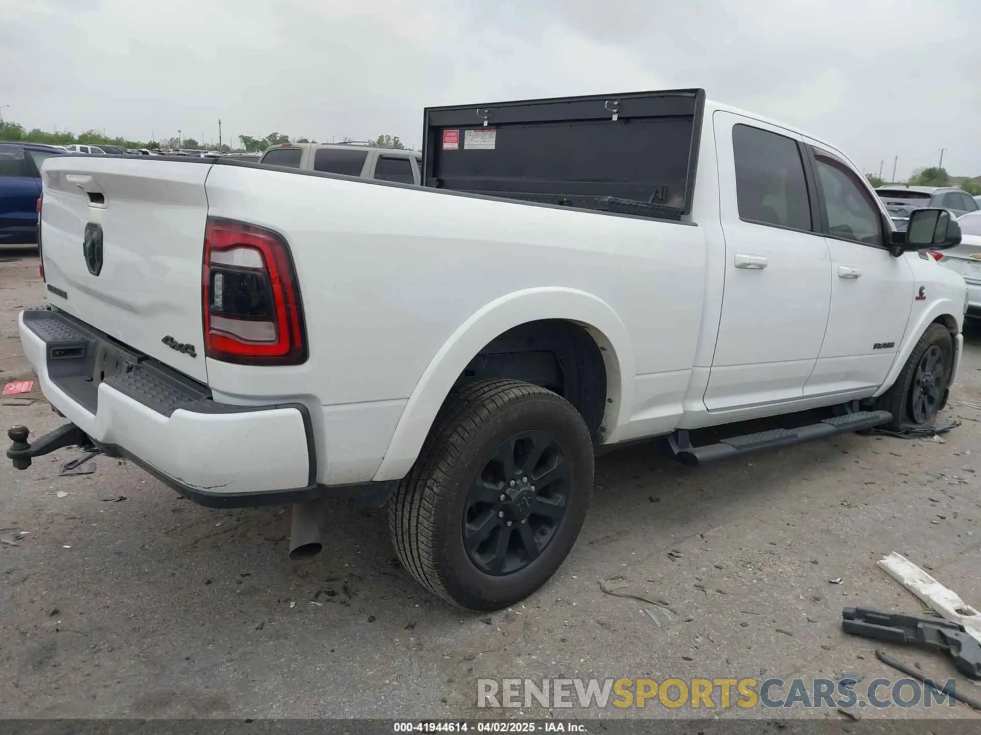 4 fotografías del automóvil dañado 3C6UR5FL4NG281929 RAM 2500 2022