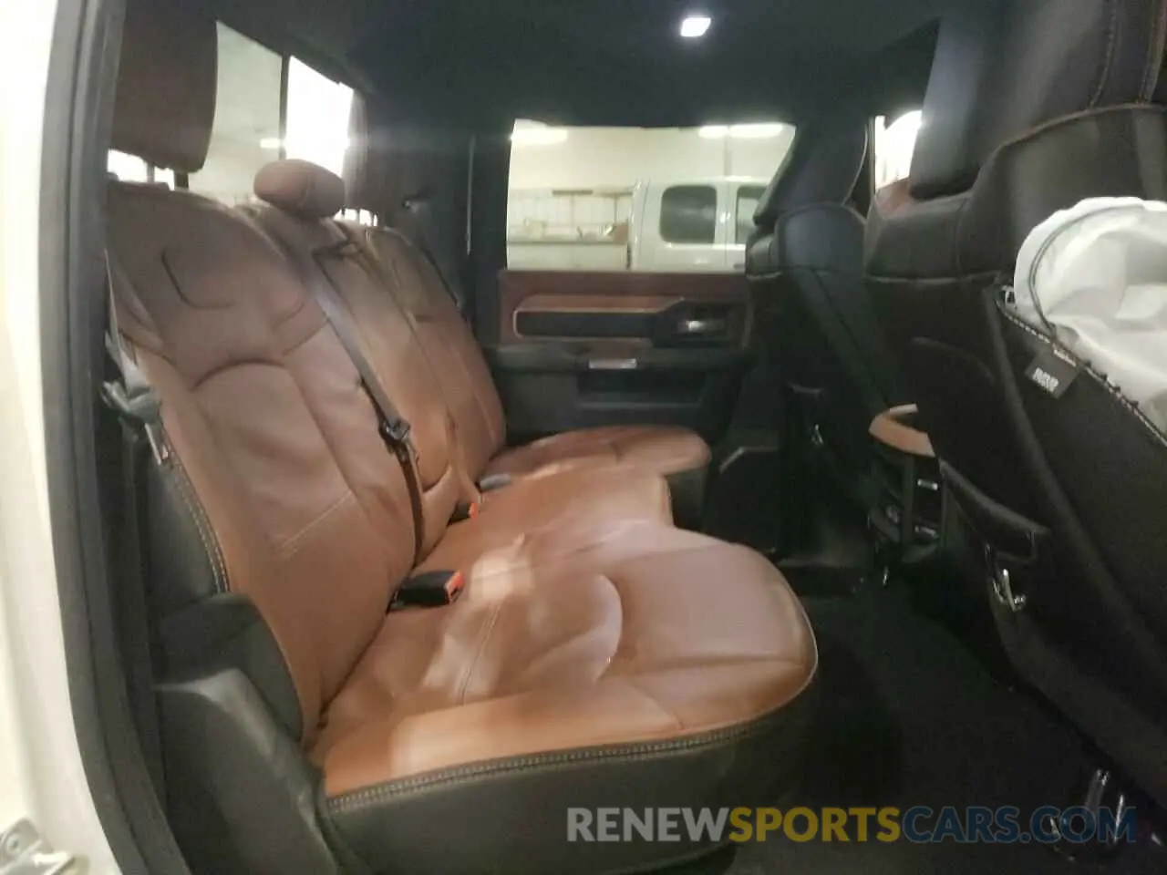 10 fotografías del automóvil dañado 3C6UR5GJ6NG267446 RAM 2500 2022