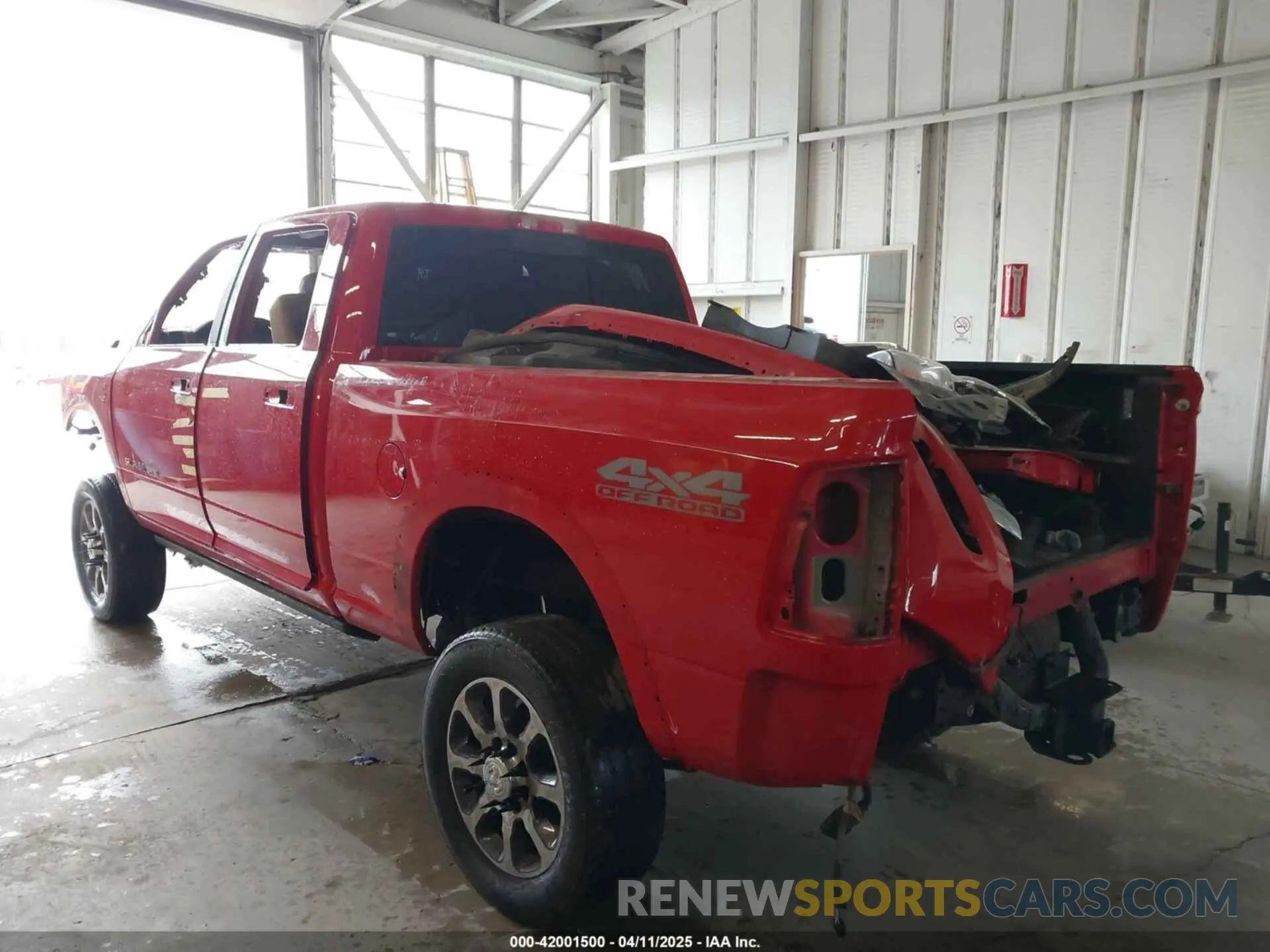 3 fotografías del automóvil dañado 3C6UR5GL2NG130702 RAM 2500 2022