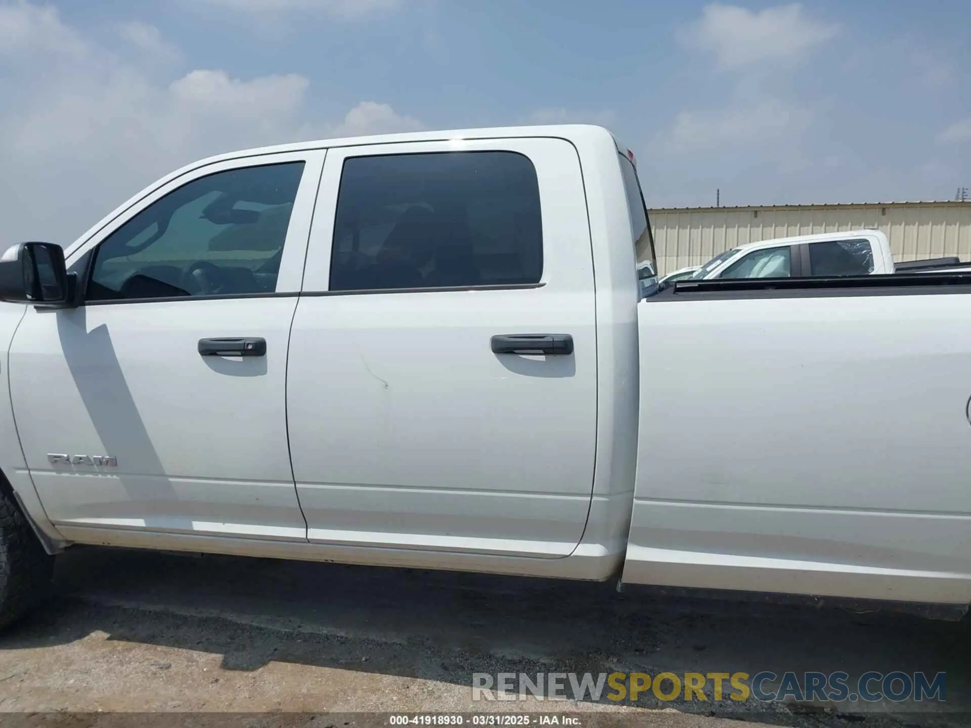 14 fotografías del automóvil dañado 3C6UR5HJ0NG125804 RAM 2500 2022