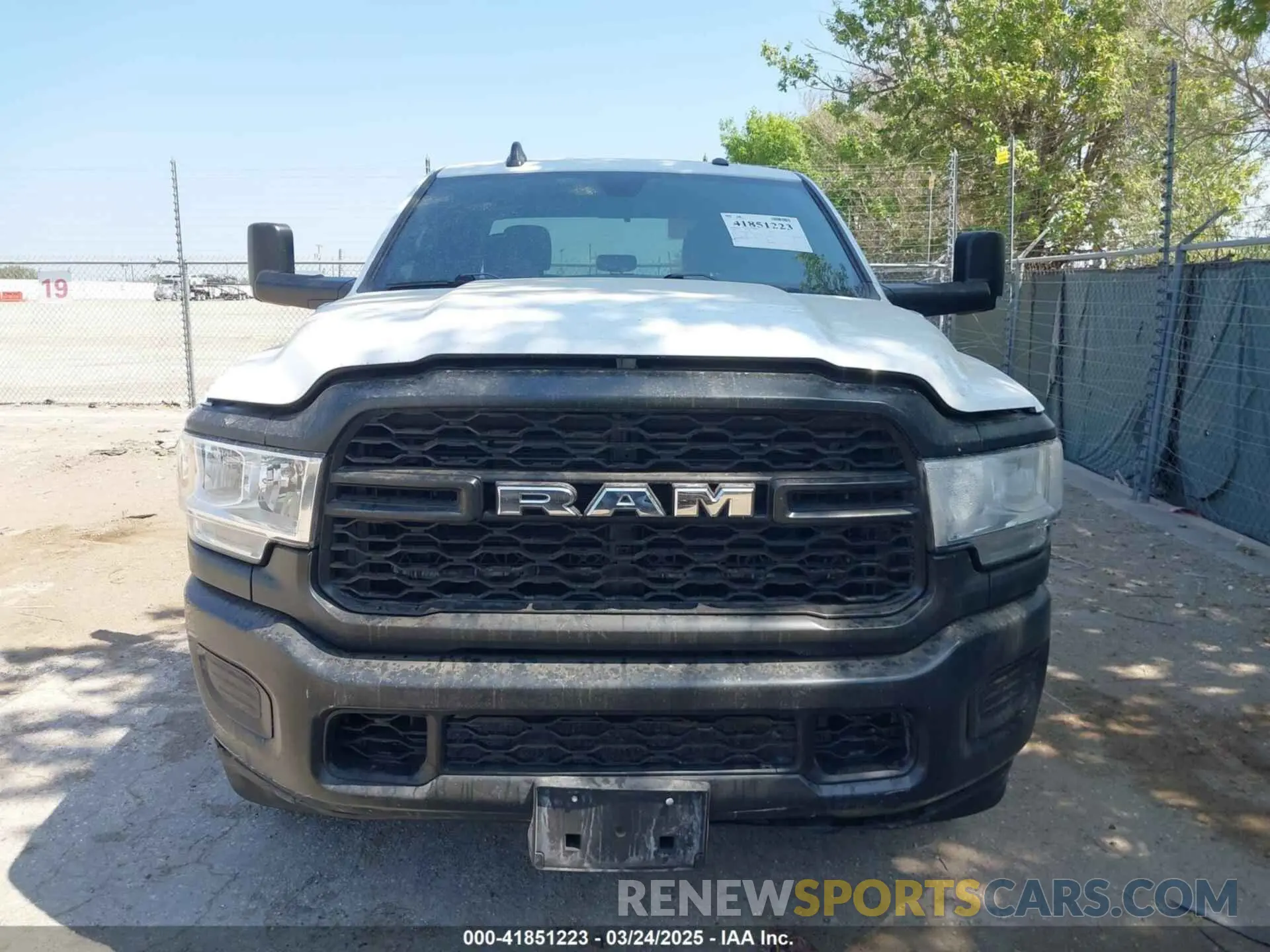 12 fotografías del automóvil dañado 3C6UR5HJ1NG202731 RAM 2500 2022