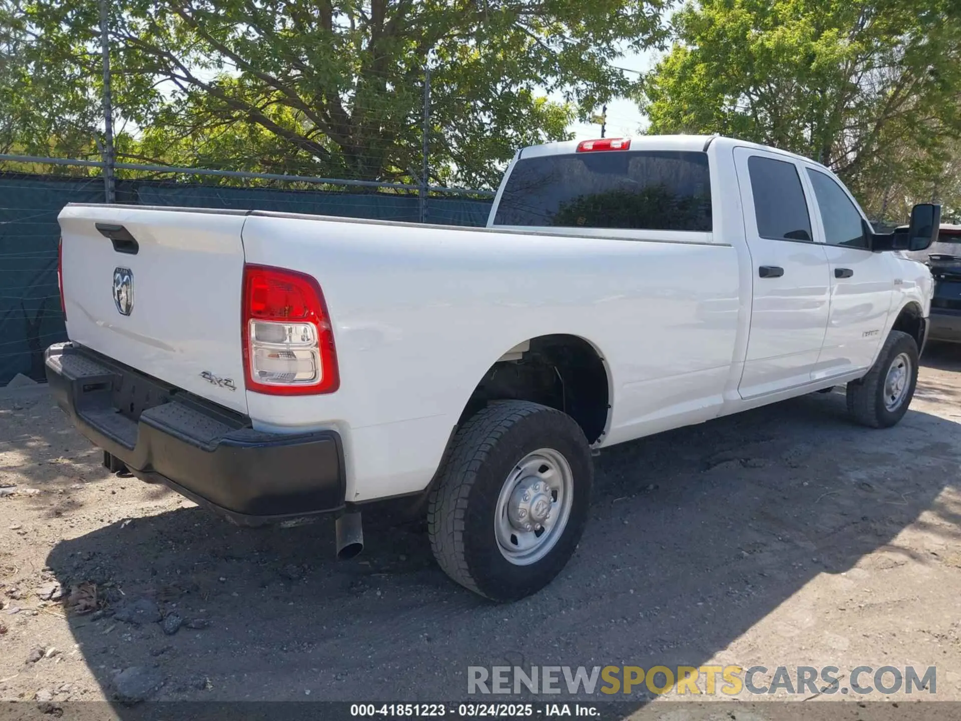 4 fotografías del automóvil dañado 3C6UR5HJ1NG202731 RAM 2500 2022