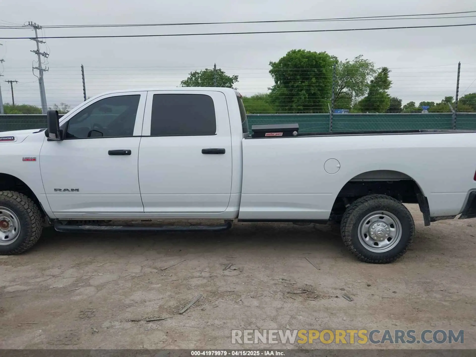 14 fotografías del automóvil dañado 3C6UR5HJ4NG354406 RAM 2500 2022