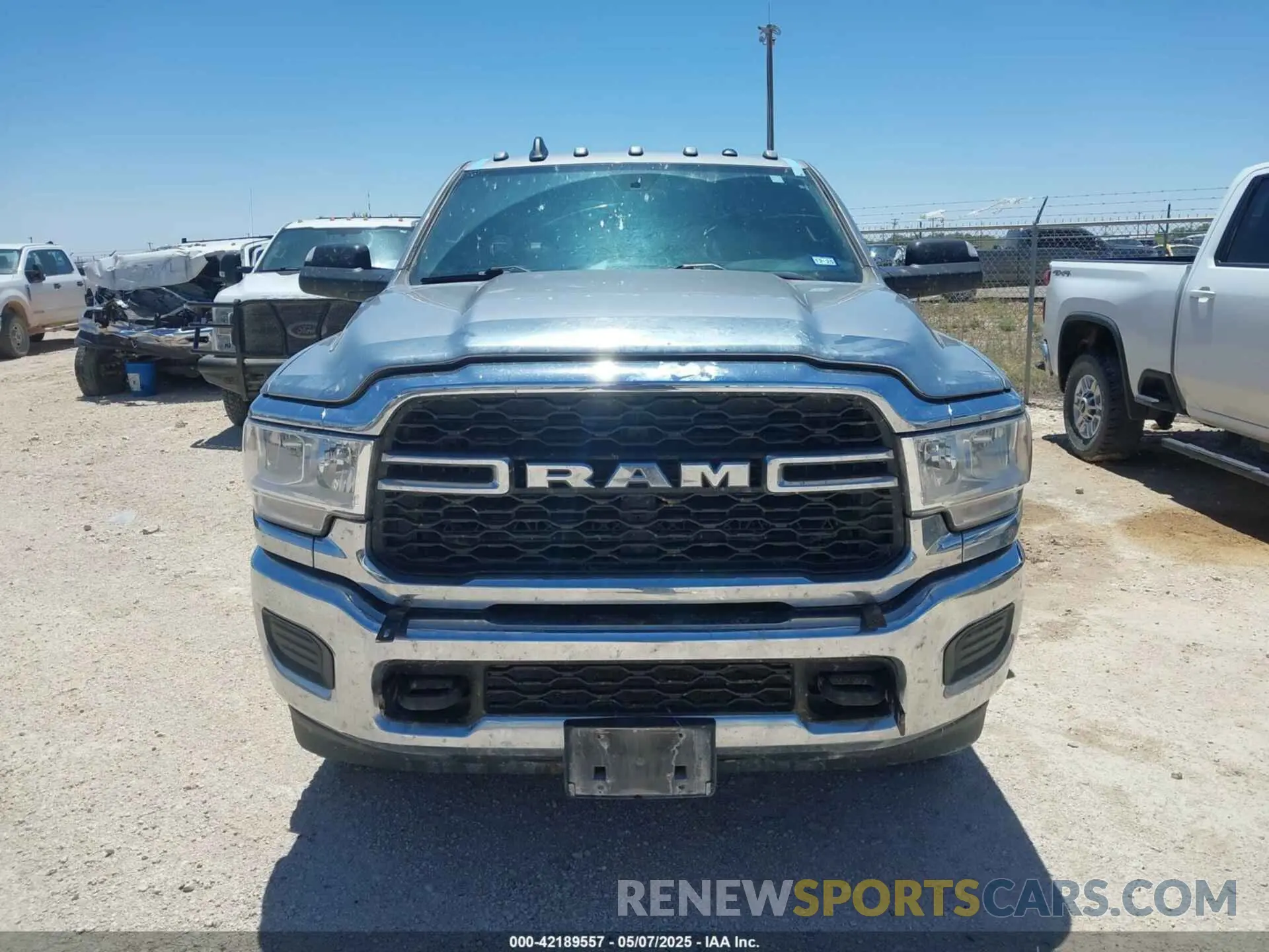 12 fotografías del automóvil dañado 3C6UR5HJ7NG387674 RAM 2500 2022