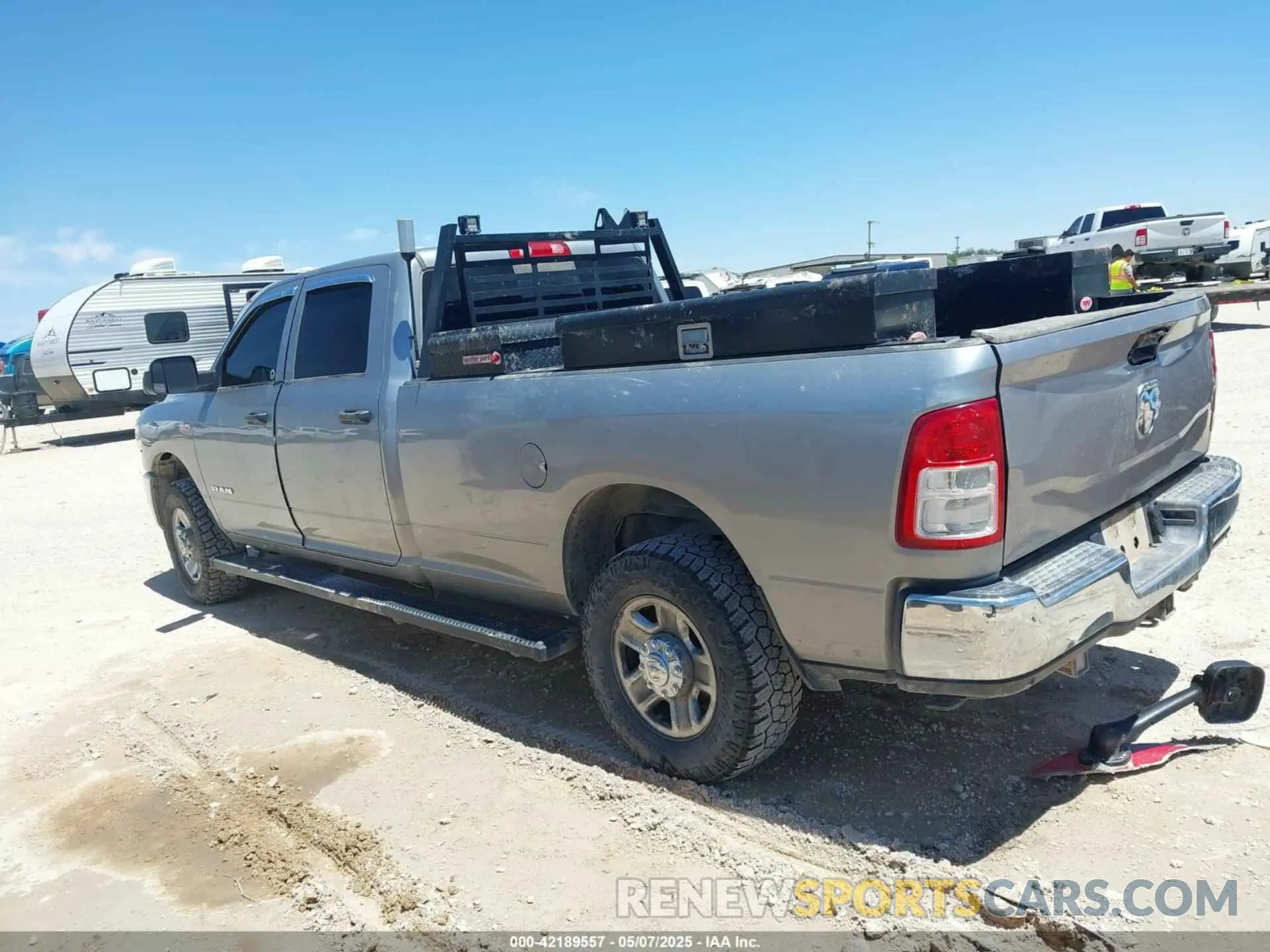 14 fotografías del automóvil dañado 3C6UR5HJ7NG387674 RAM 2500 2022