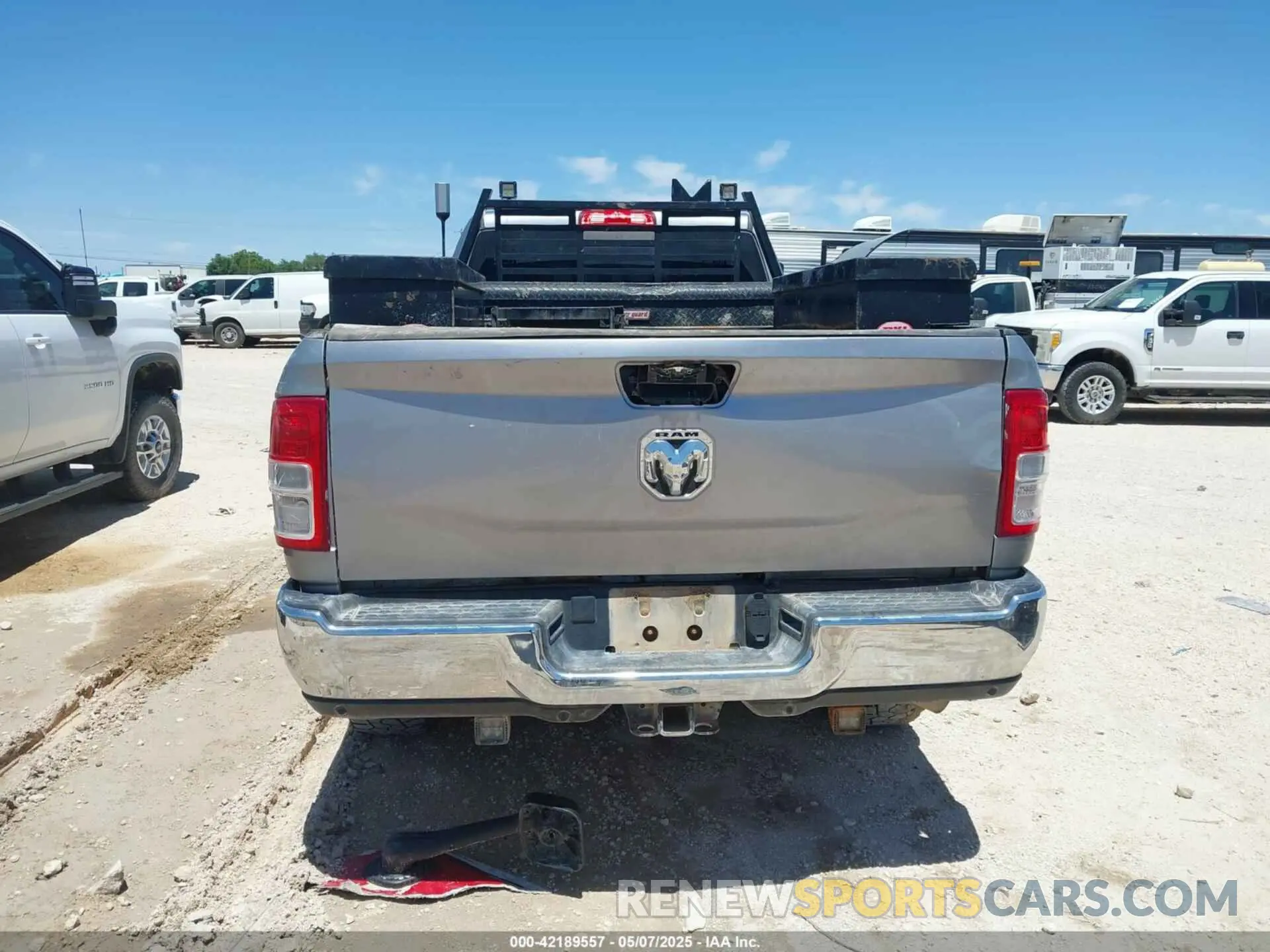 16 fotografías del automóvil dañado 3C6UR5HJ7NG387674 RAM 2500 2022