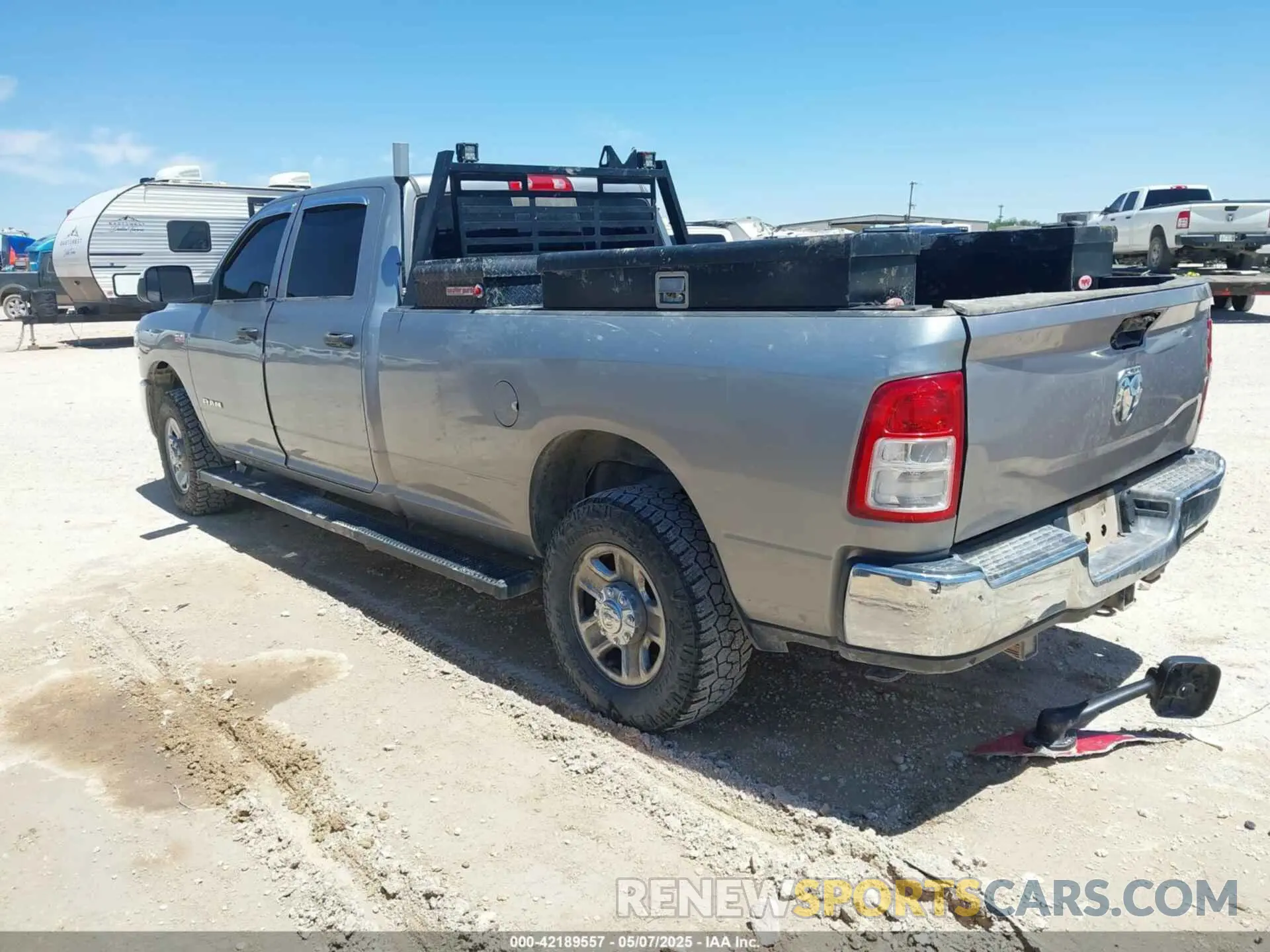 3 fotografías del automóvil dañado 3C6UR5HJ7NG387674 RAM 2500 2022