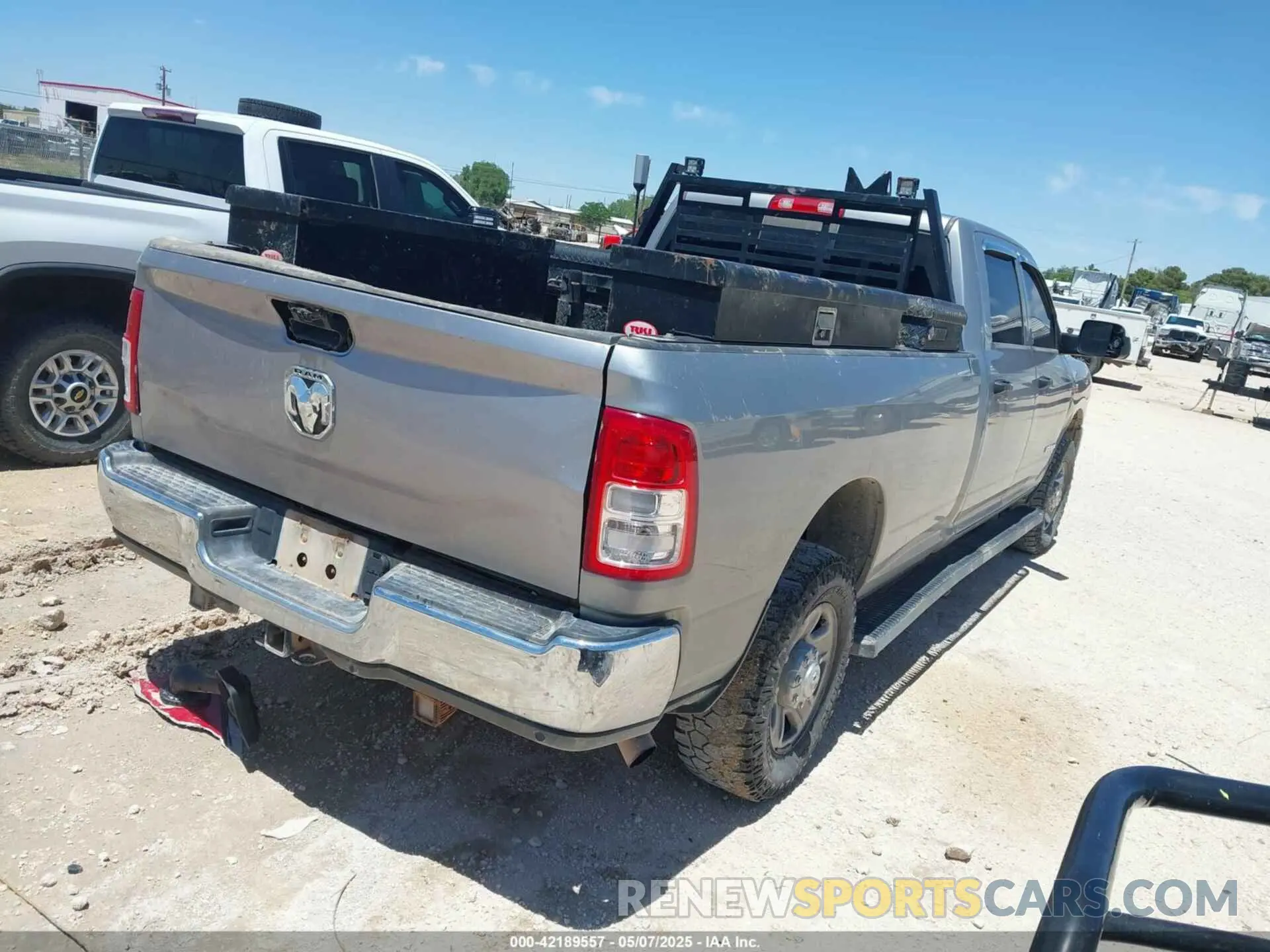 4 fotografías del automóvil dañado 3C6UR5HJ7NG387674 RAM 2500 2022