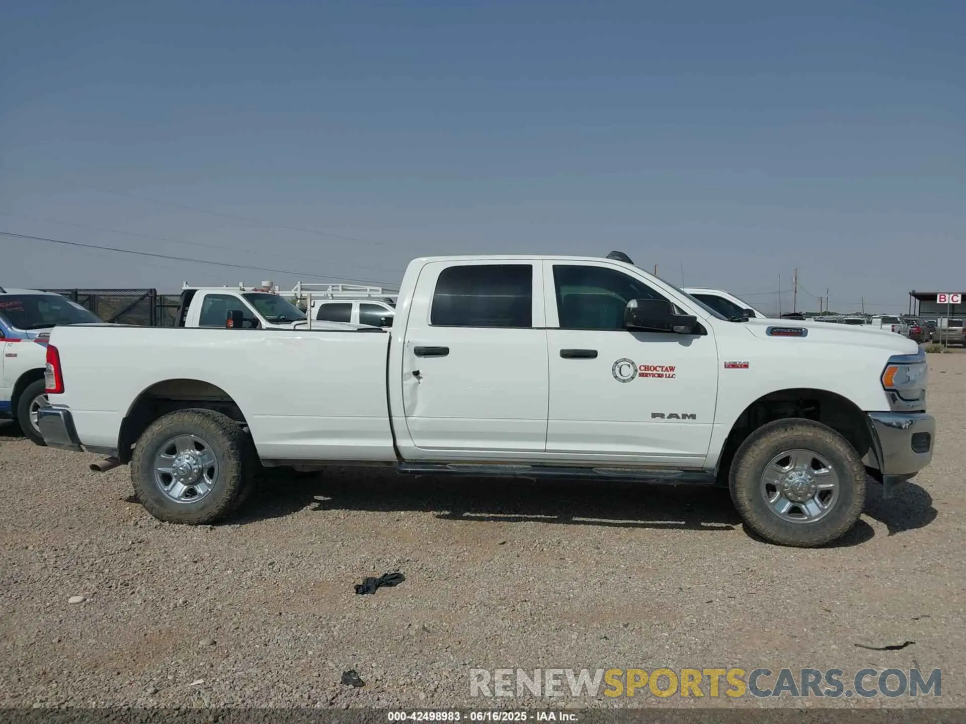 12 fotografías del automóvil dañado 3C6UR5HJ8NG166987 RAM 2500 2022