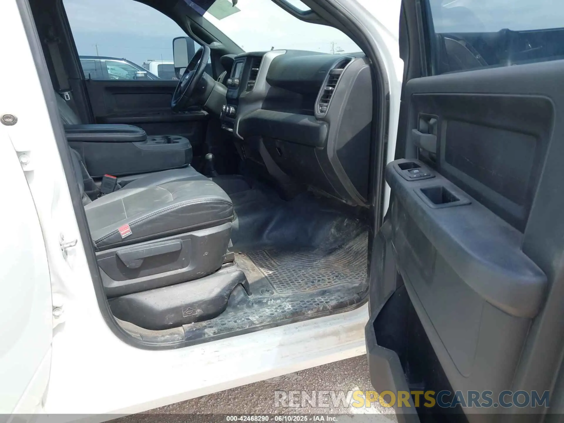 5 fotografías del automóvil dañado 3C6UR5HJ8NG366140 RAM 2500 2022