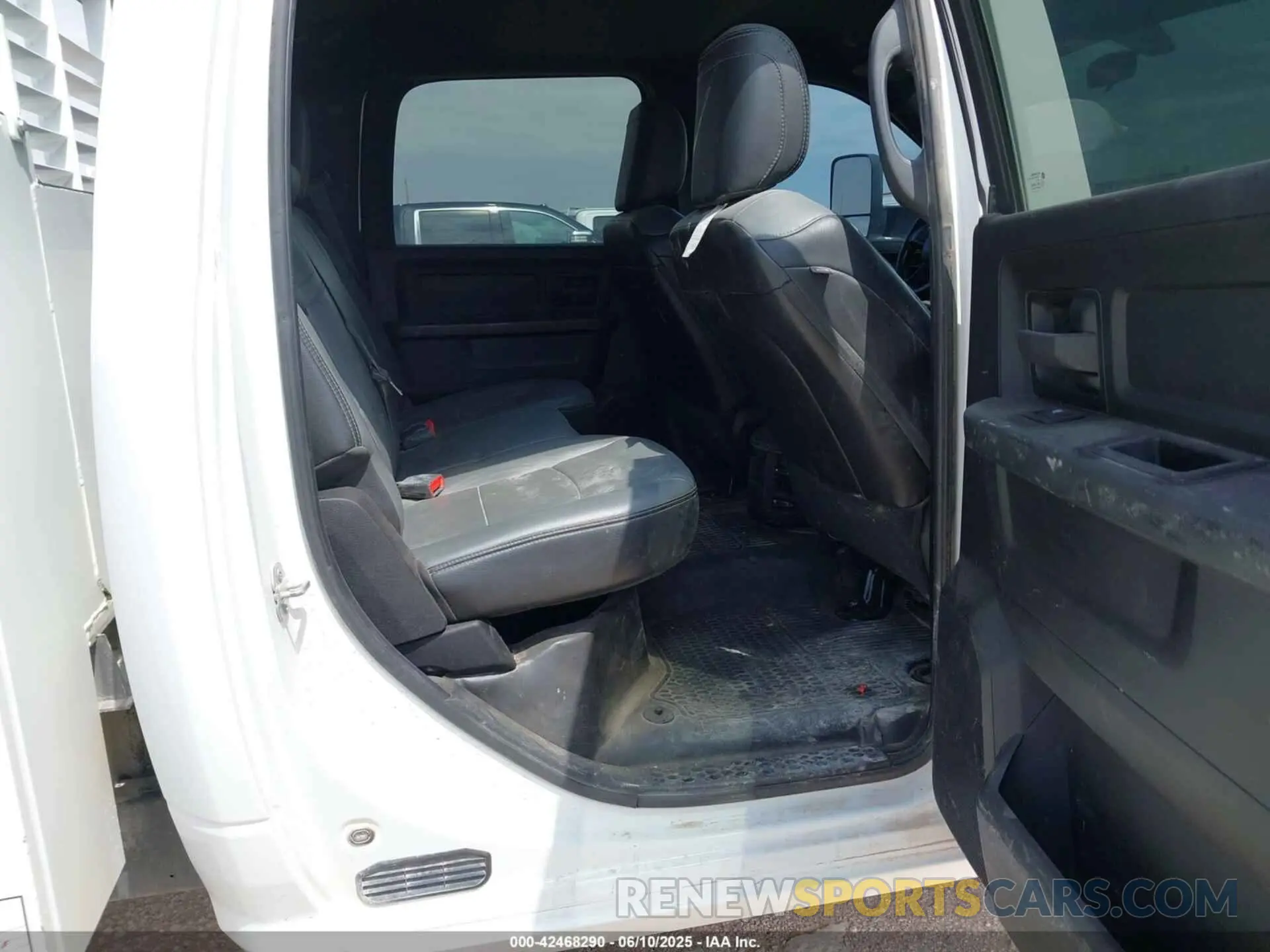 8 fotografías del automóvil dañado 3C6UR5HJ8NG366140 RAM 2500 2022