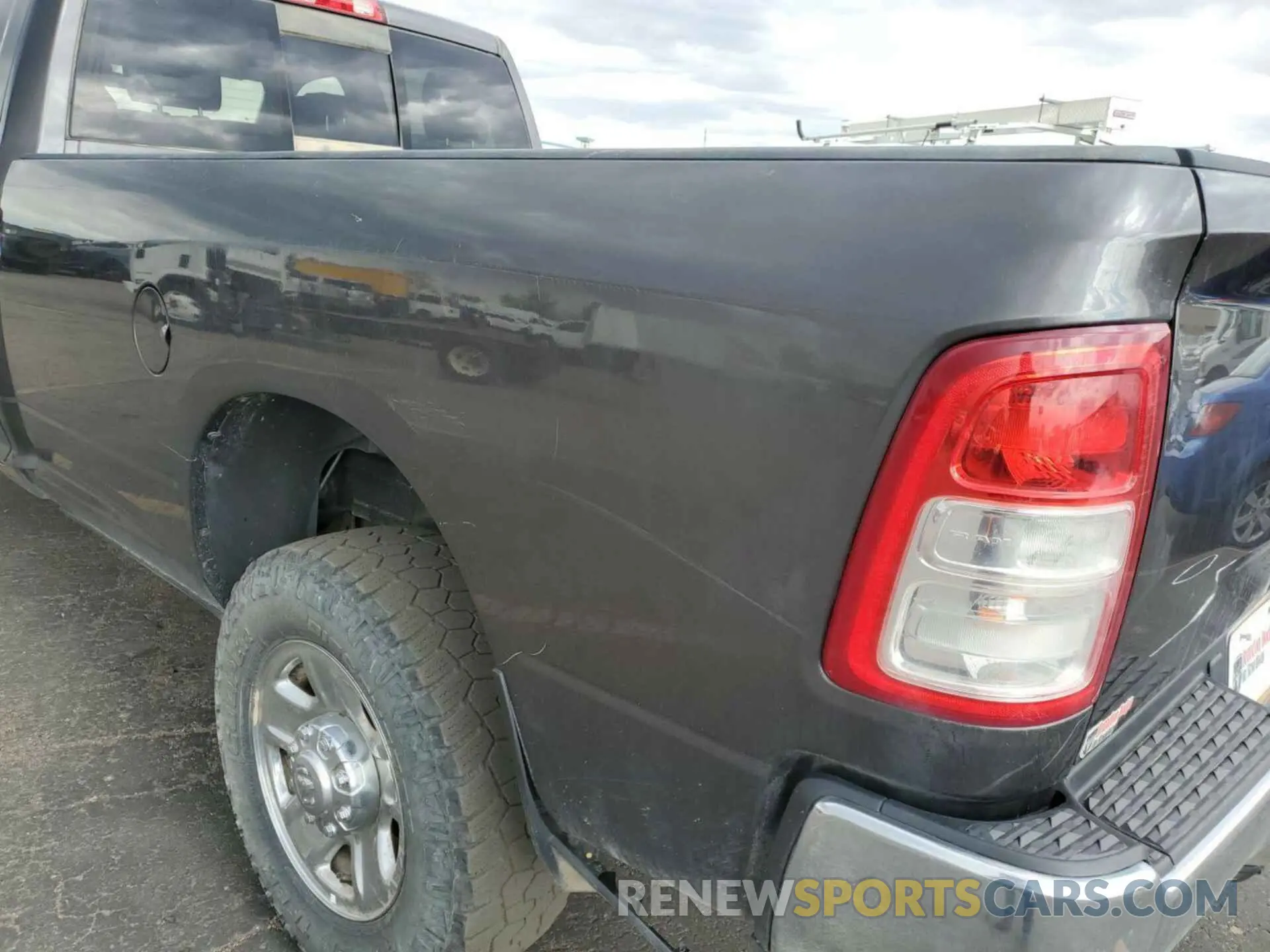 5 fotografías del automóvil dañado 3C6UR5HJ9NG197410 RAM 2500 2022