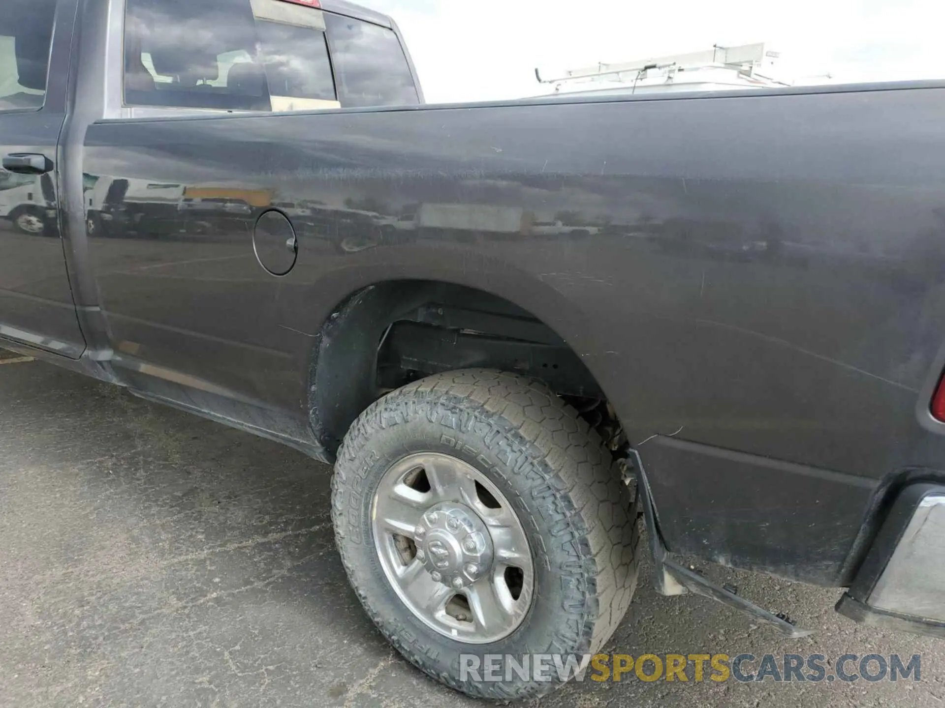 6 fotografías del automóvil dañado 3C6UR5HJ9NG197410 RAM 2500 2022