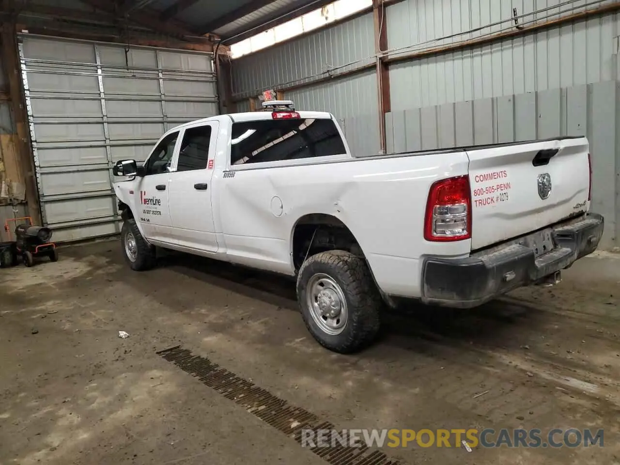 2 fotografías del automóvil dañado 3C6UR5HJXNG321071 RAM 2500 2022