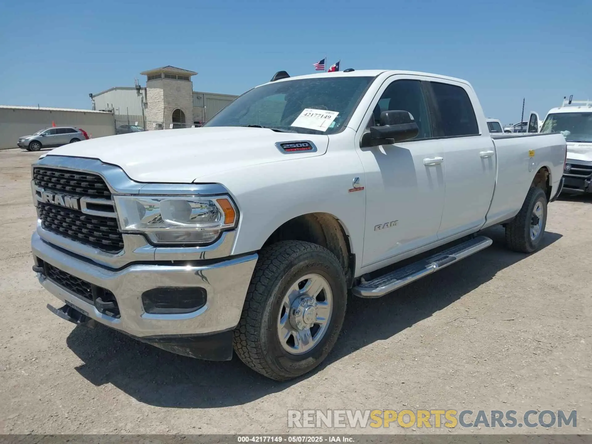 2 fotografías del automóvil dañado 3C6UR5JL1NG104343 RAM 2500 2022