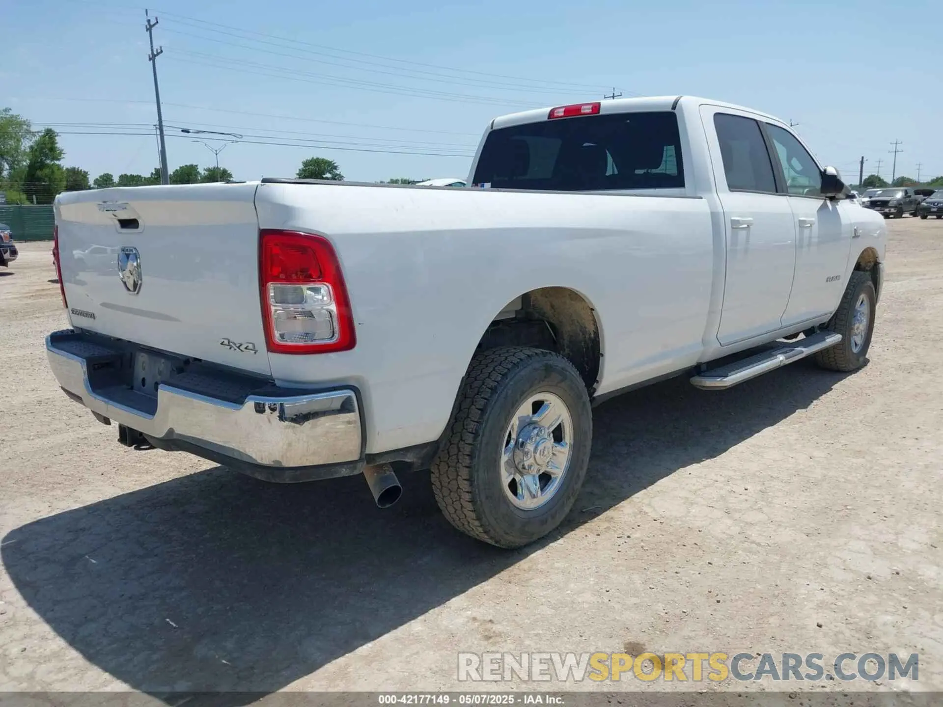 4 fotografías del automóvil dañado 3C6UR5JL1NG104343 RAM 2500 2022