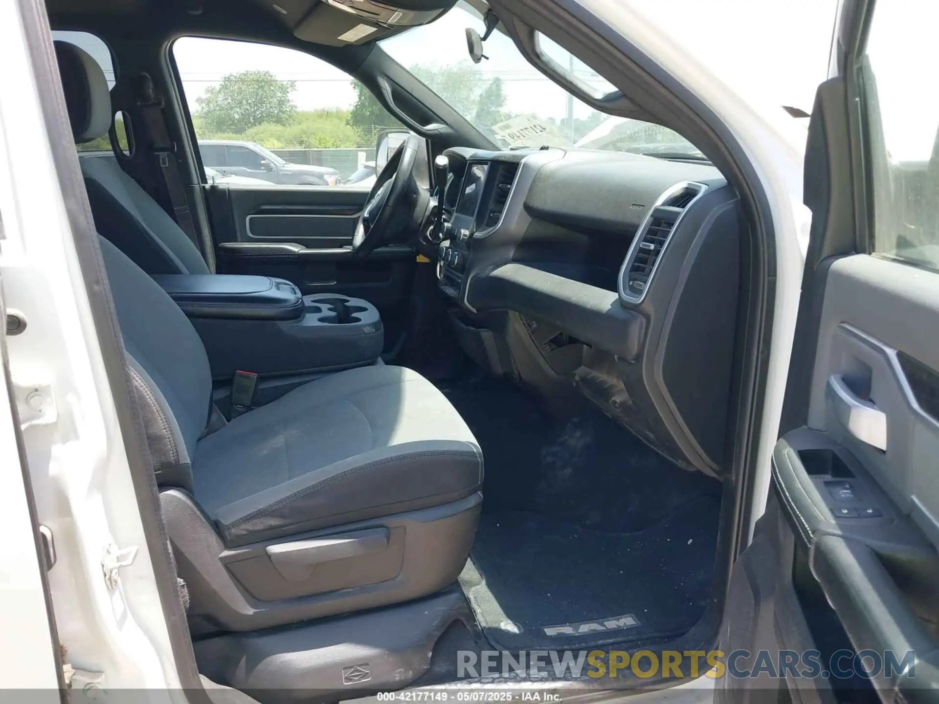 5 fotografías del automóvil dañado 3C6UR5JL1NG104343 RAM 2500 2022