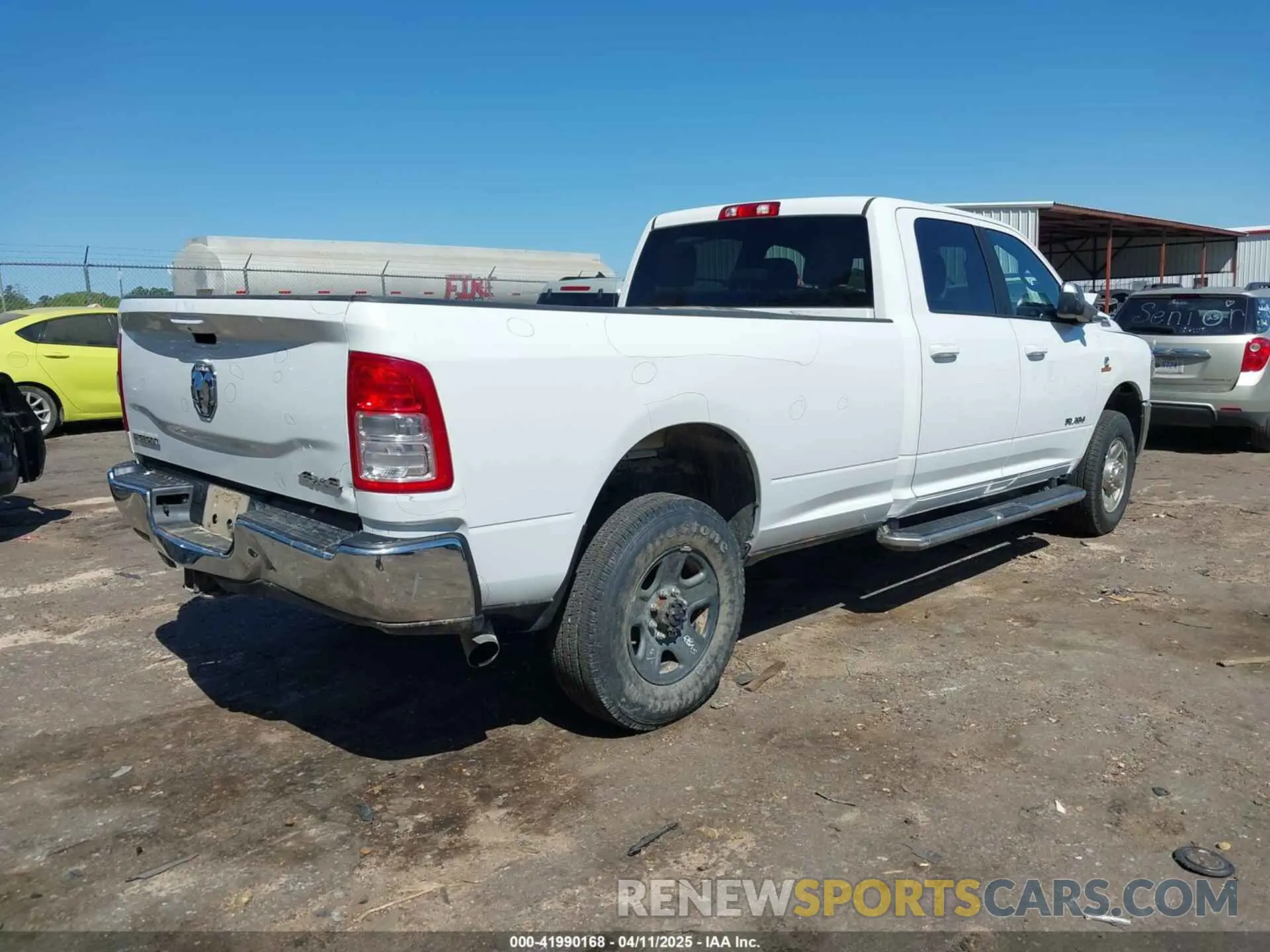 4 fotografías del automóvil dañado 3C6UR5JL1NG178572 RAM 2500 2022