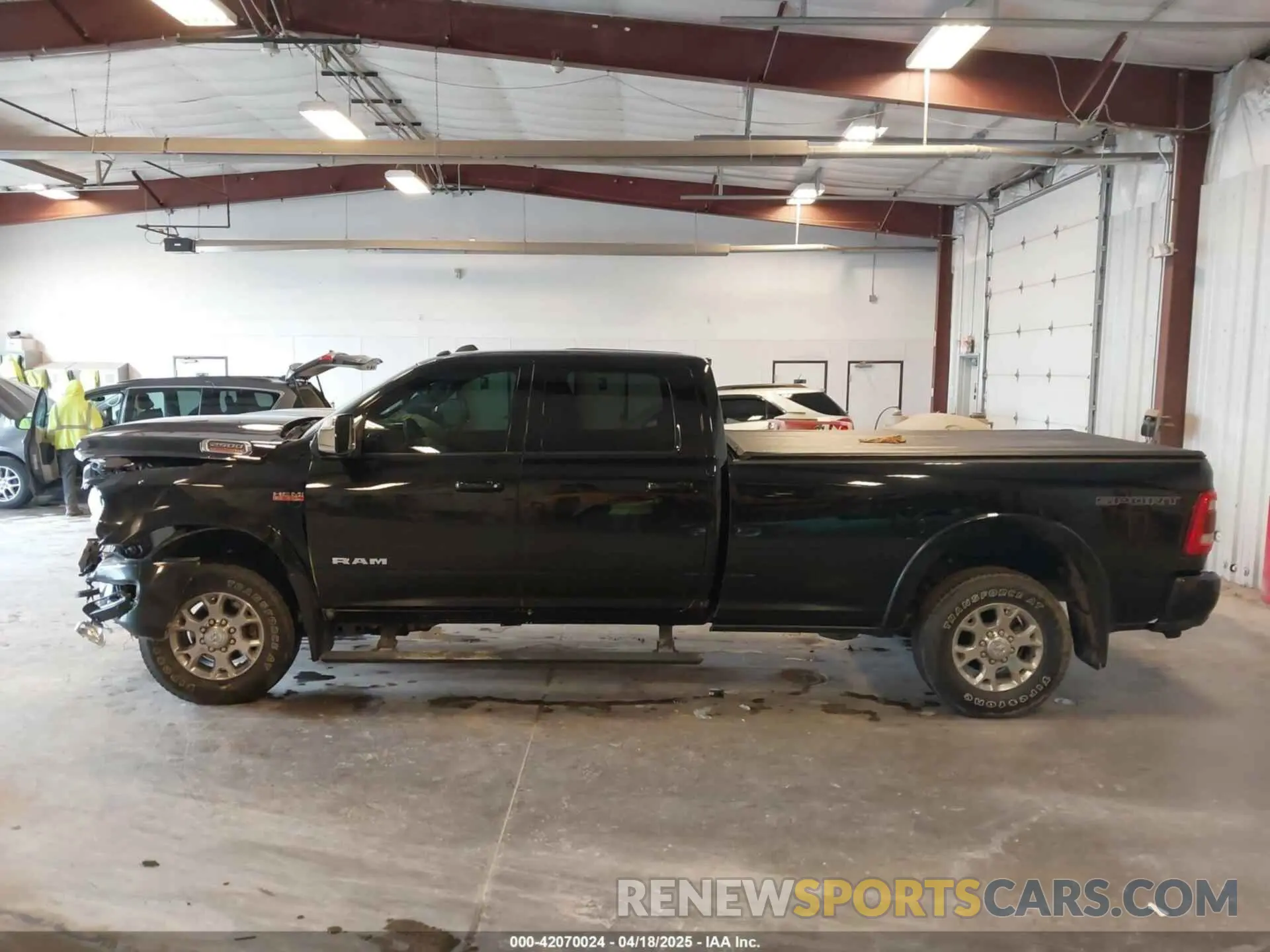 14 fotografías del automóvil dañado 3C6UR5KJXNG191933 RAM 2500 2022