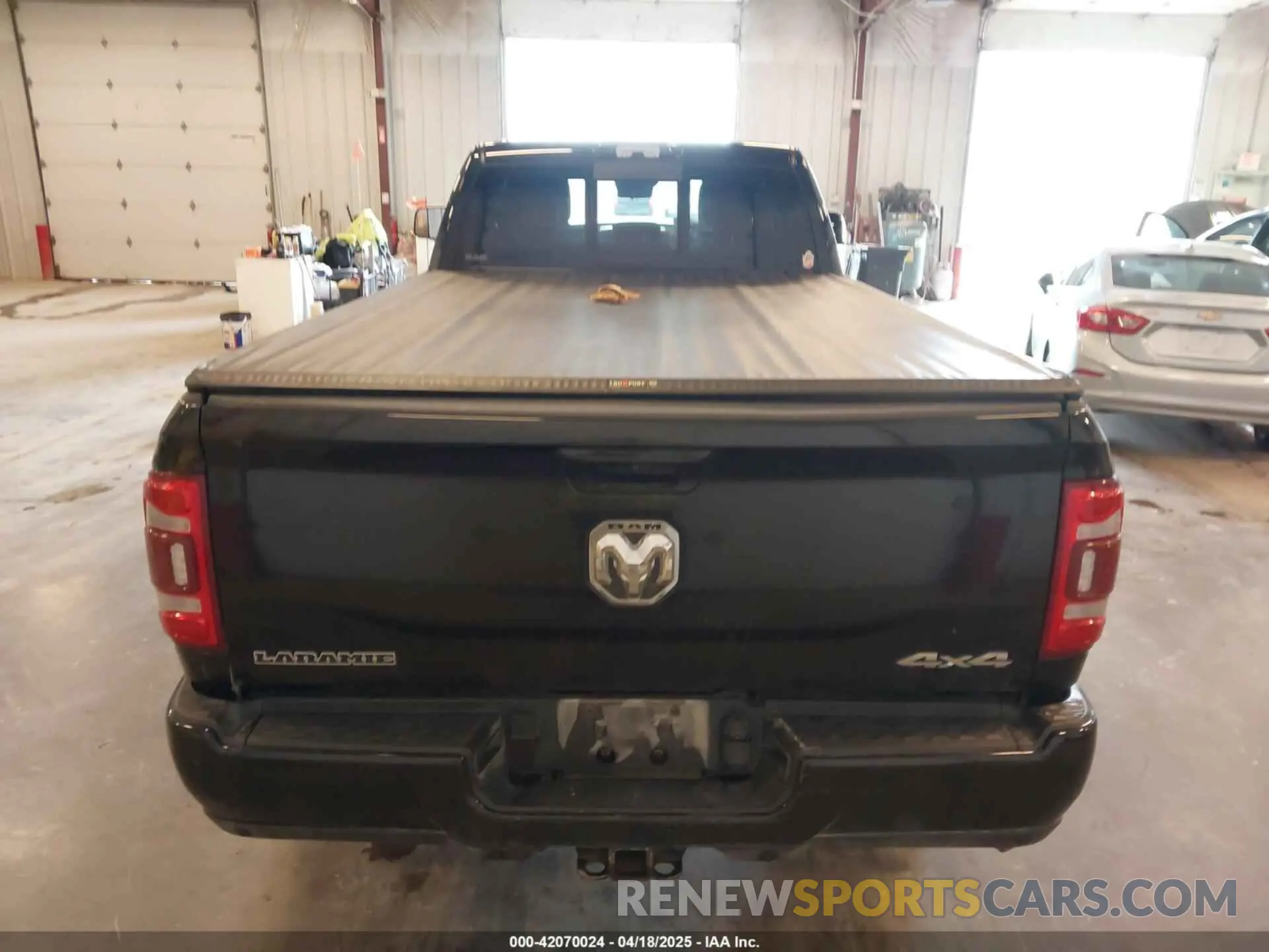16 fotografías del automóvil dañado 3C6UR5KJXNG191933 RAM 2500 2022
