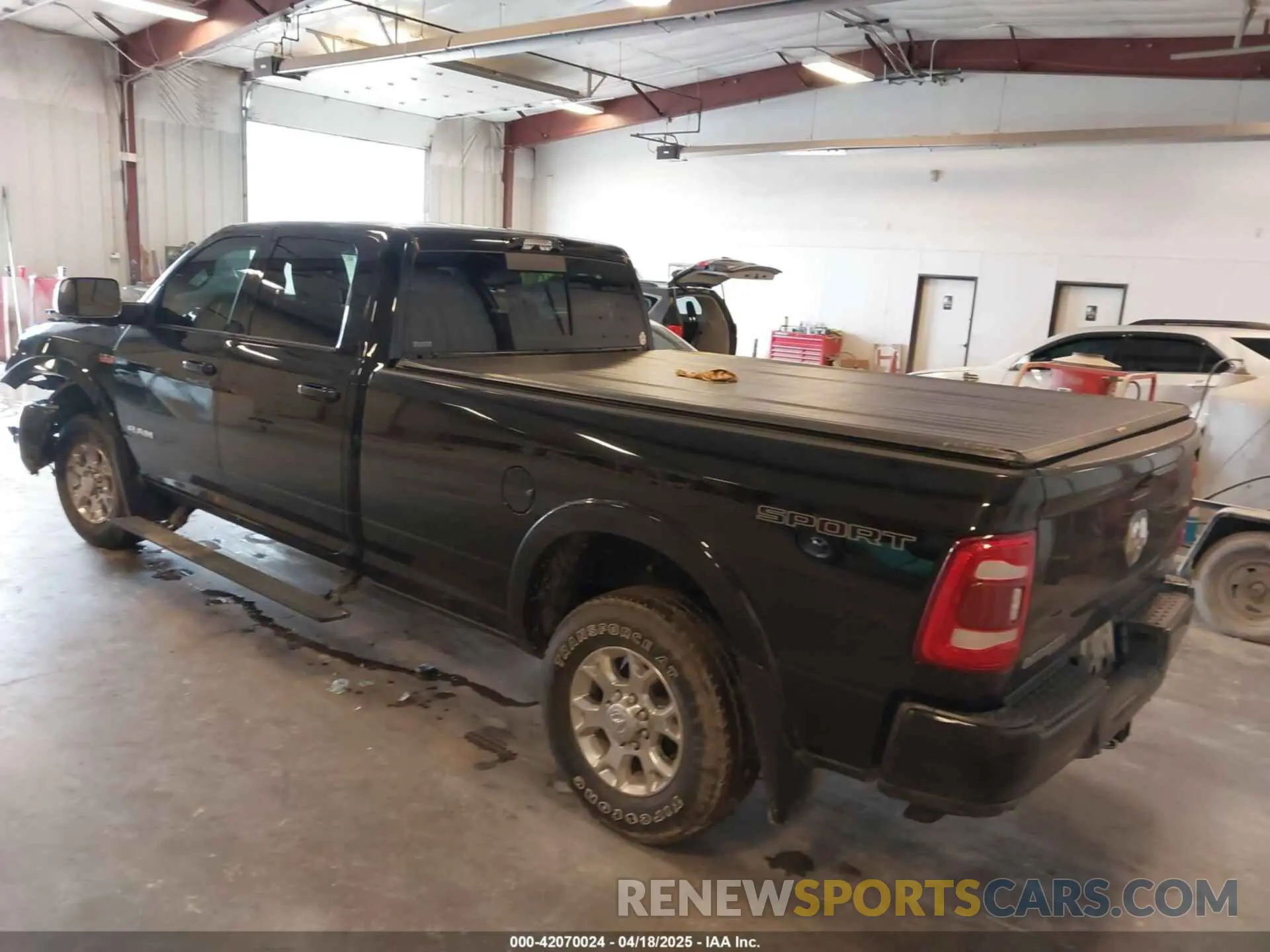 3 fotografías del automóvil dañado 3C6UR5KJXNG191933 RAM 2500 2022