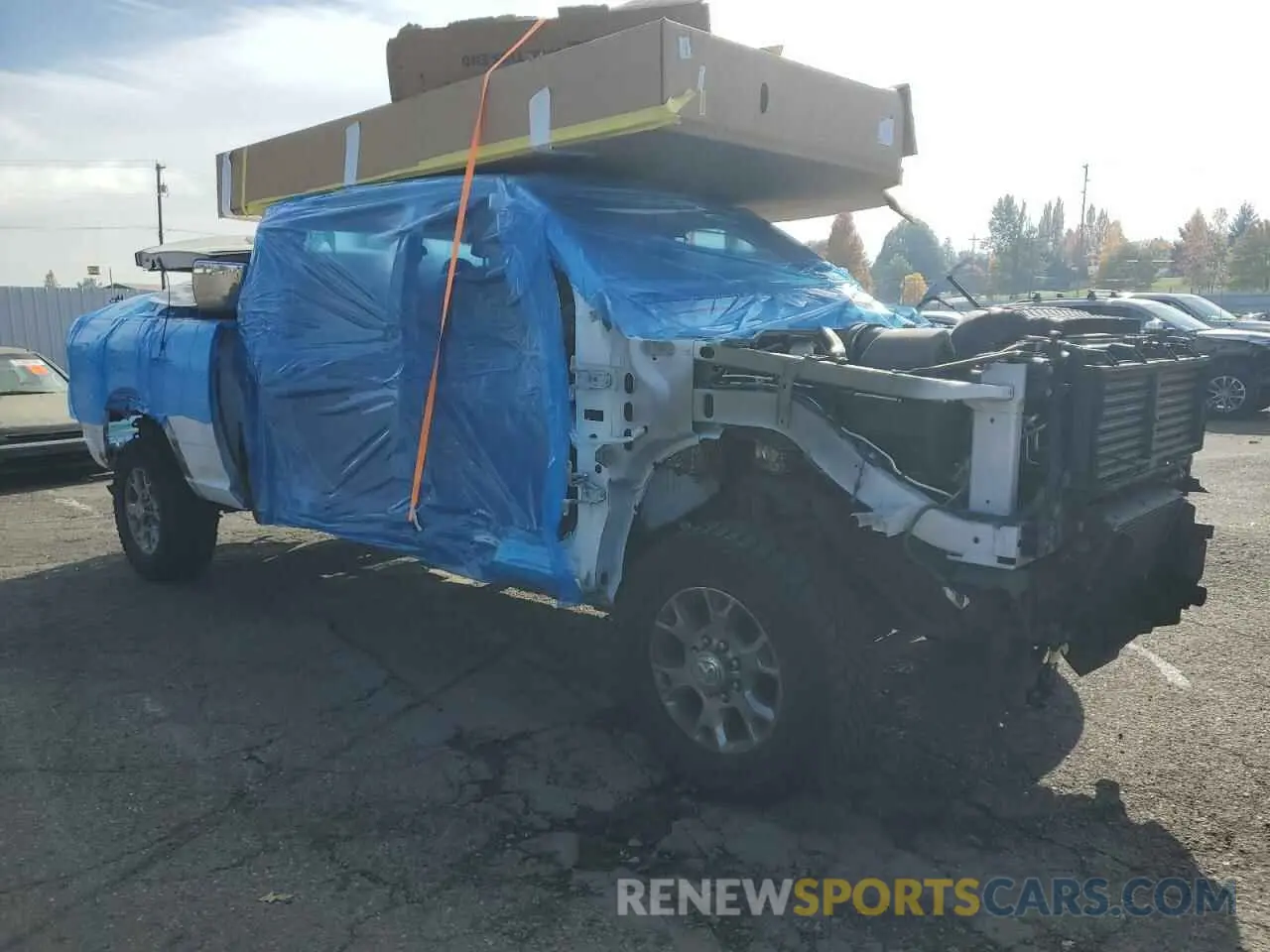 4 fotografías del automóvil dañado 3C6UR5NL7NG222536 RAM 2500 2022