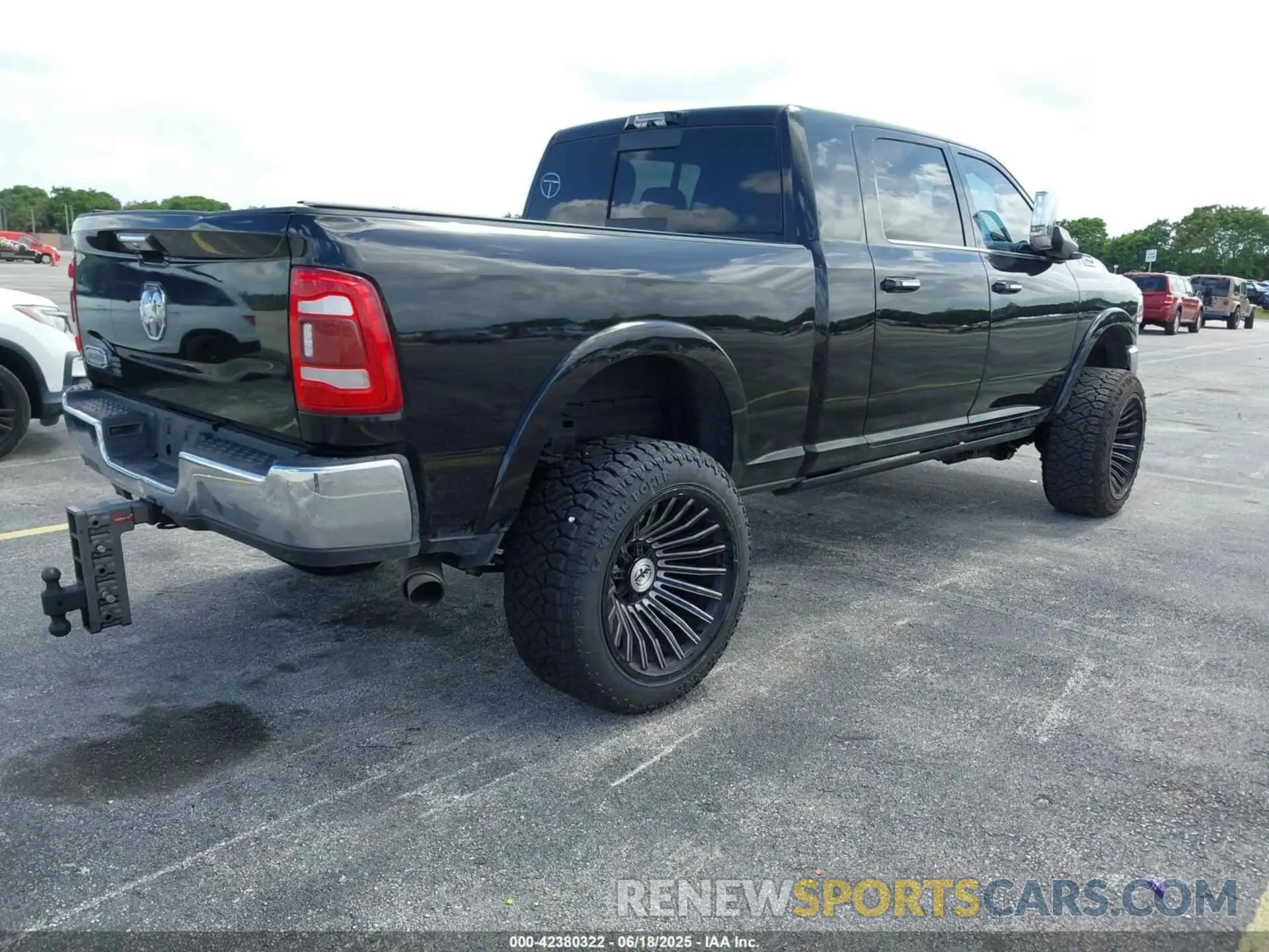 4 fotografías del automóvil dañado 3C6UR5PL8NG158407 RAM 2500 2022