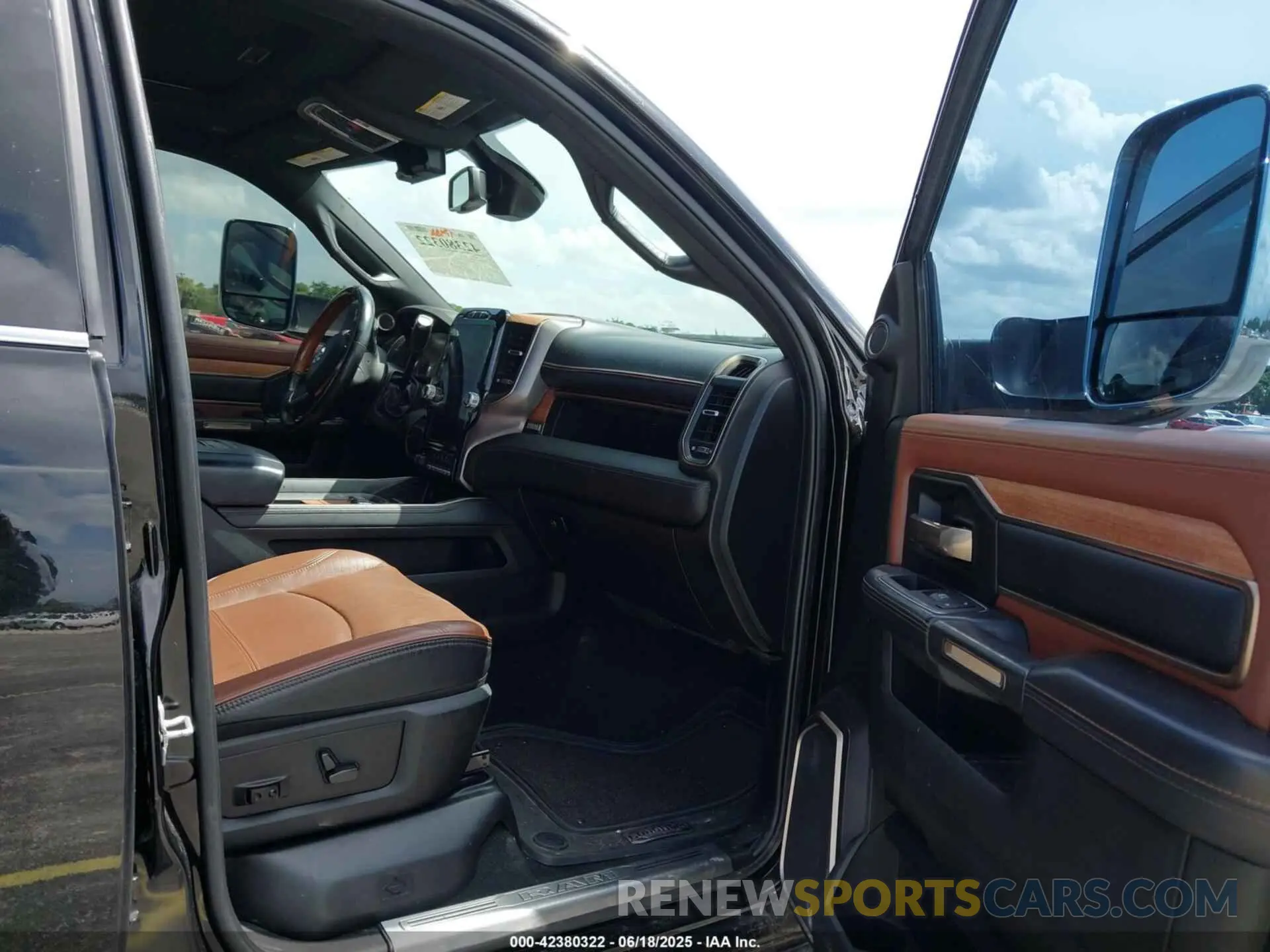 5 fotografías del automóvil dañado 3C6UR5PL8NG158407 RAM 2500 2022