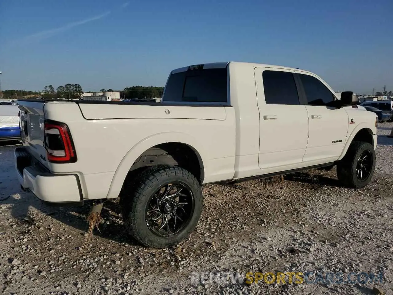 3 fotografías del automóvil dañado 3C6UR5TL4NG181009 RAM 2500 2022
