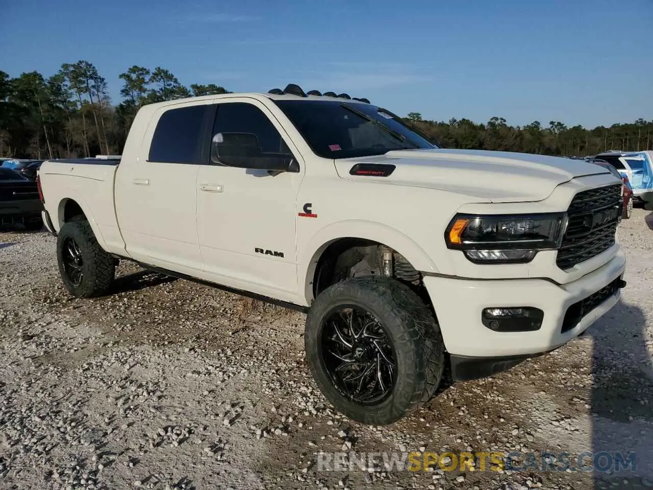 4 fotografías del automóvil dañado 3C6UR5TL4NG181009 RAM 2500 2022