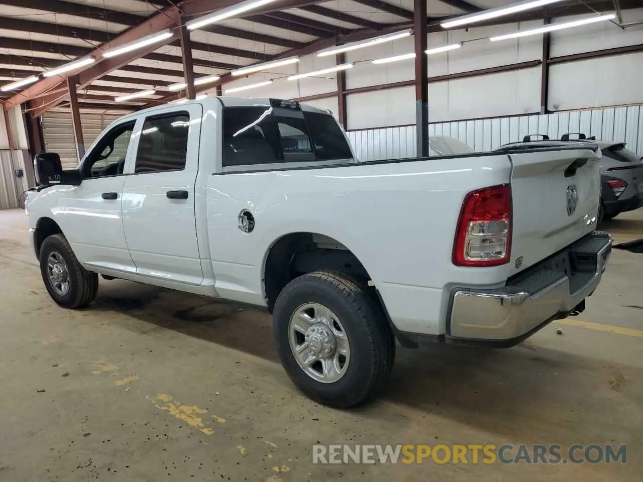 2 fotografías del automóvil dañado 3C6UR5CJ3PG504306 RAM 2500 2023
