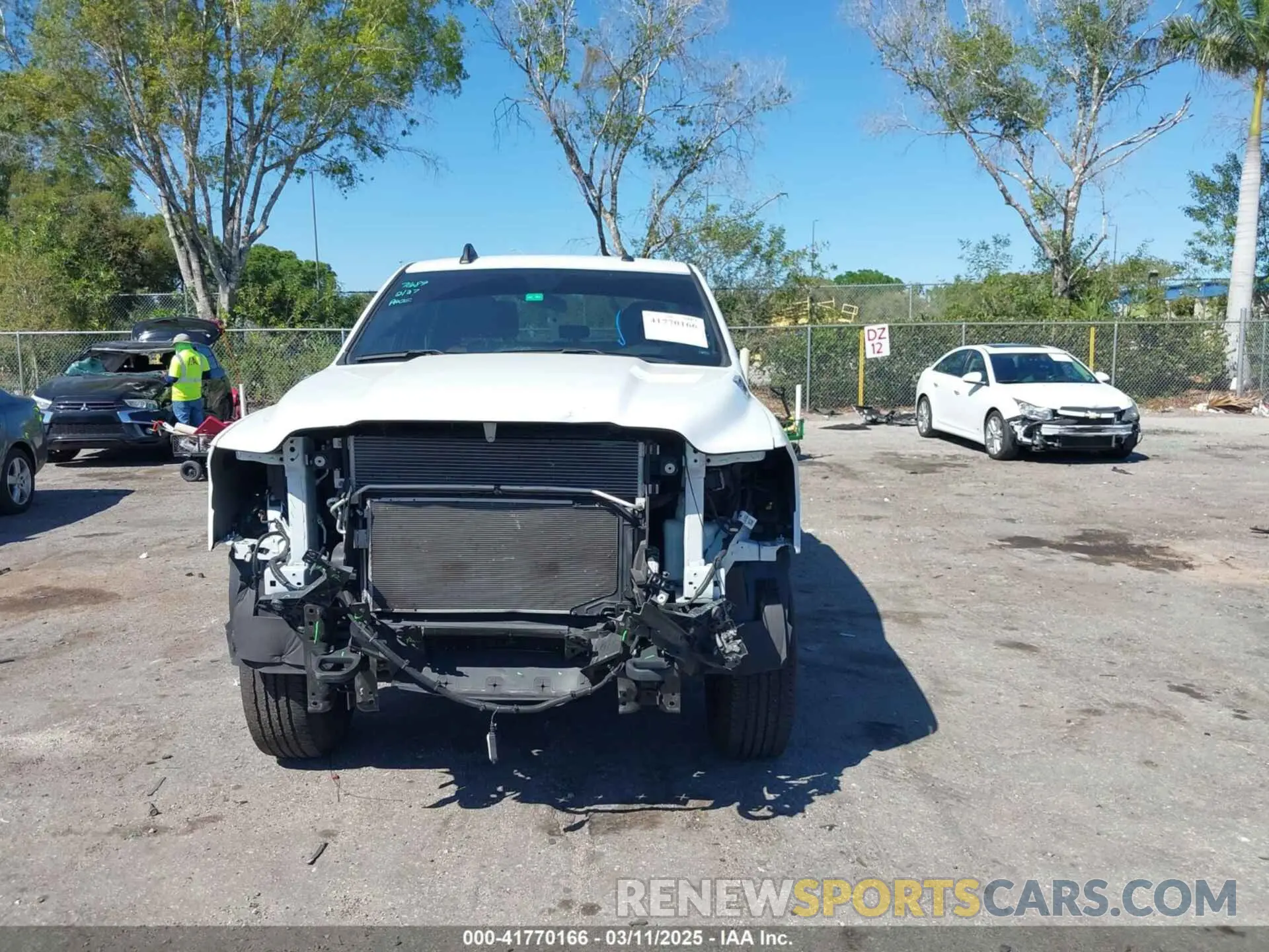 13 fotografías del automóvil dañado 3C6UR5CJ6PG517275 RAM 2500 2023