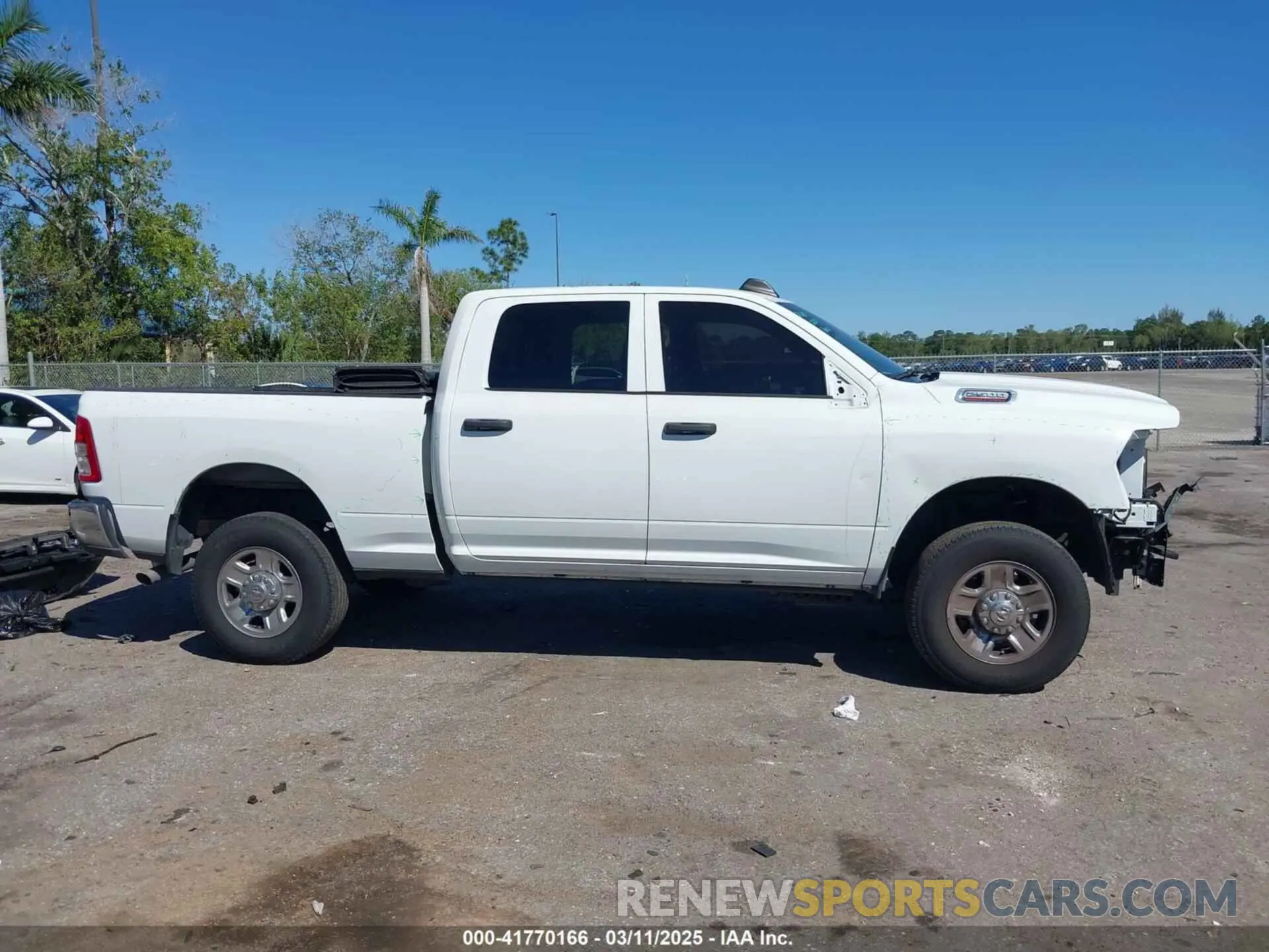 14 fotografías del automóvil dañado 3C6UR5CJ6PG517275 RAM 2500 2023