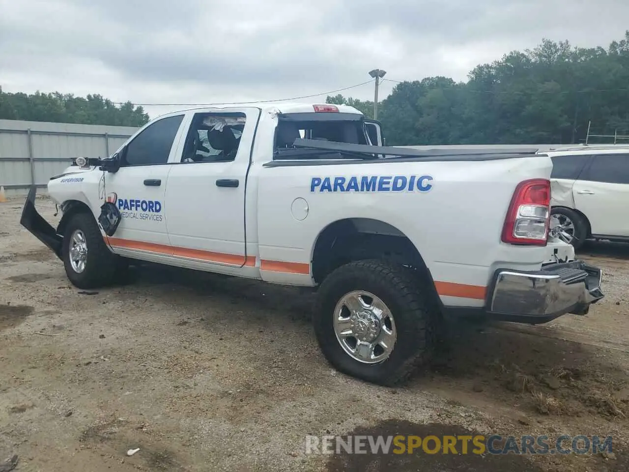 2 fotografías del automóvil dañado 3C6UR5CJ9PG614227 RAM 2500 2023