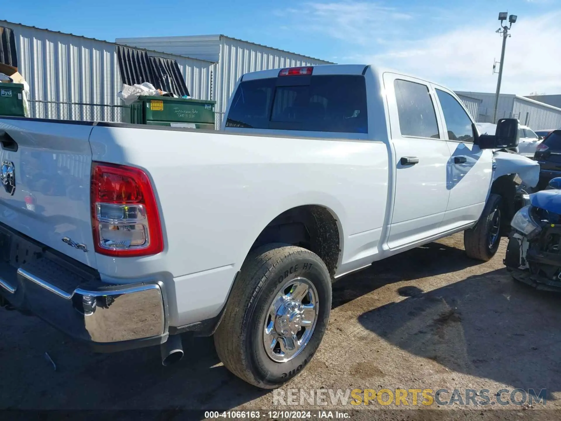 4 fotografías del automóvil dañado 3C6UR5CL5PG502252 RAM 2500 2023
