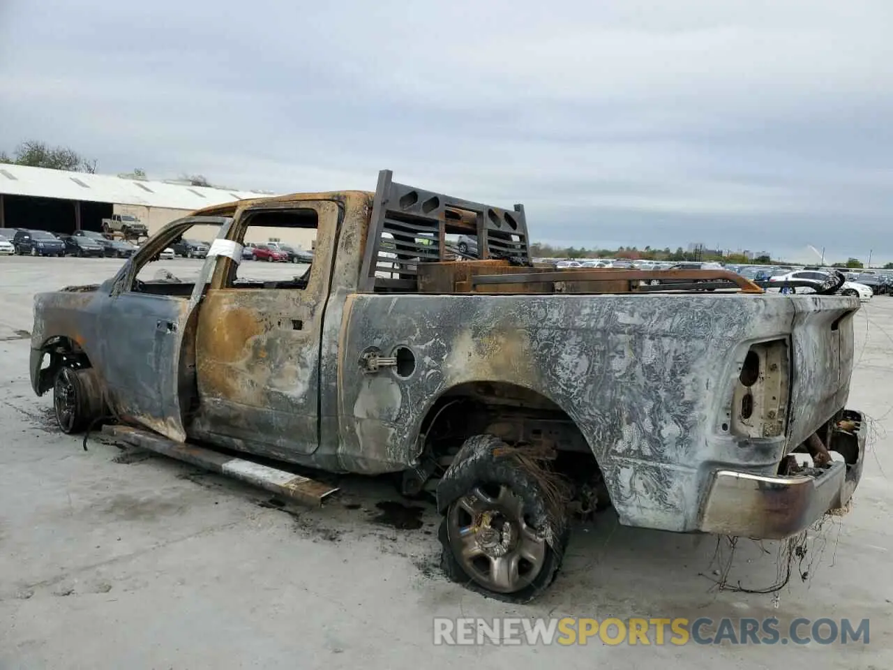 2 fotografías del automóvil dañado 3C6UR5CL7PG637068 RAM 2500 2023