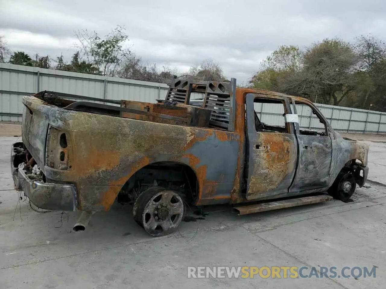 3 fotografías del automóvil dañado 3C6UR5CL7PG637068 RAM 2500 2023