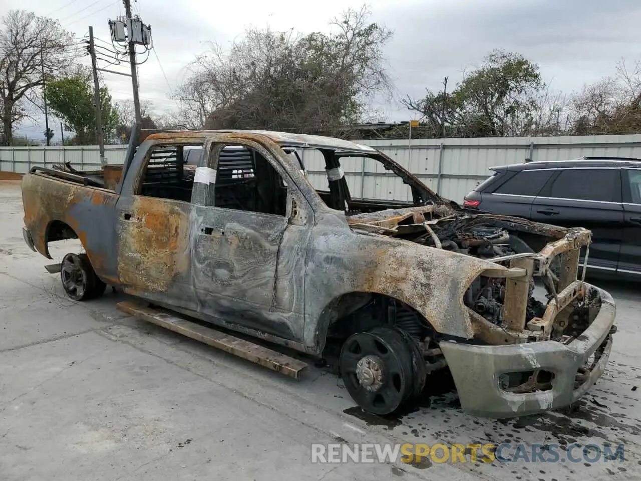 4 fotografías del automóvil dañado 3C6UR5CL7PG637068 RAM 2500 2023