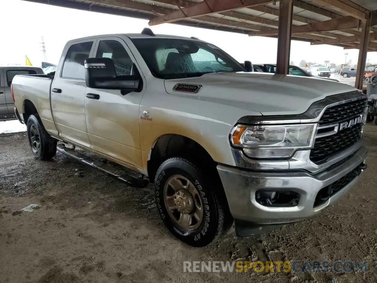4 fotografías del automóvil dañado 3C6UR5CLXPG543783 RAM 2500 2023